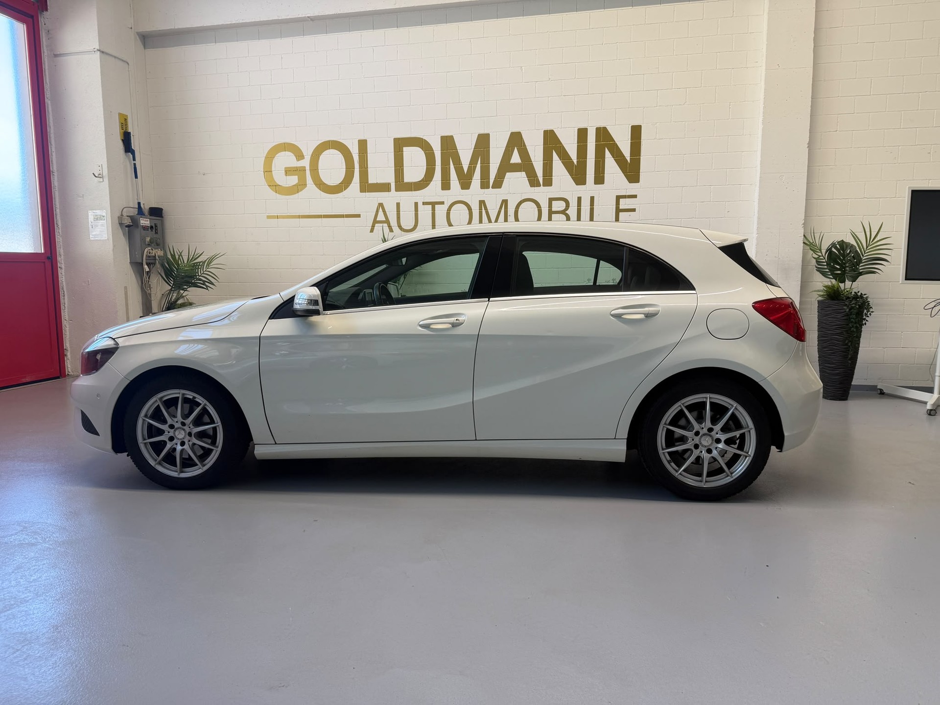 MERCEDES-BENZ A 180 Urban-showroom-element-1