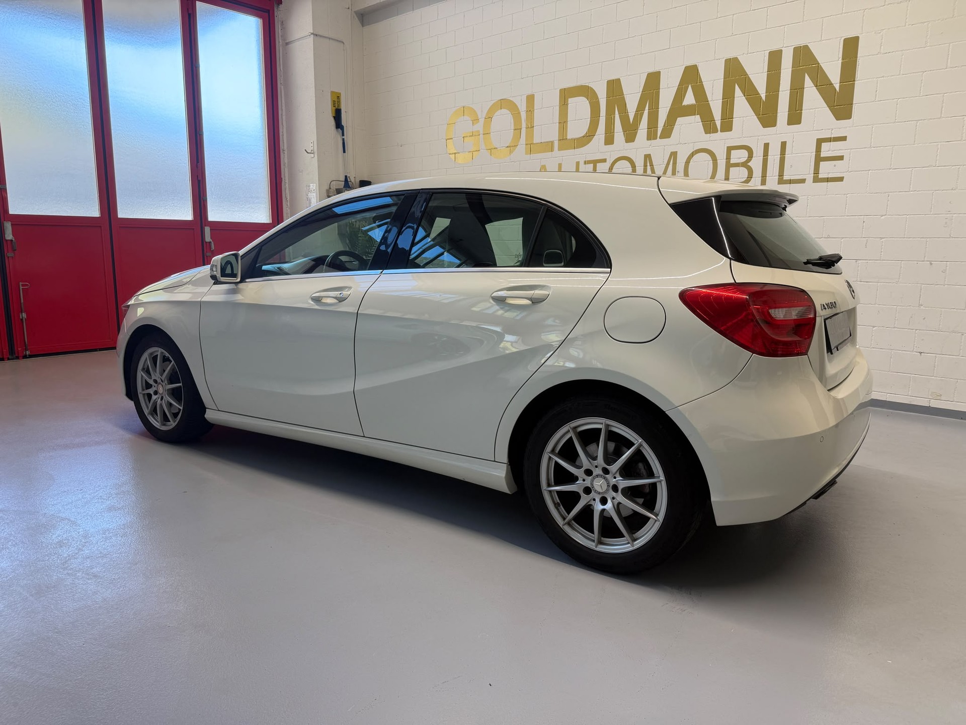 MERCEDES-BENZ A 180 Urban-showroom-element-2