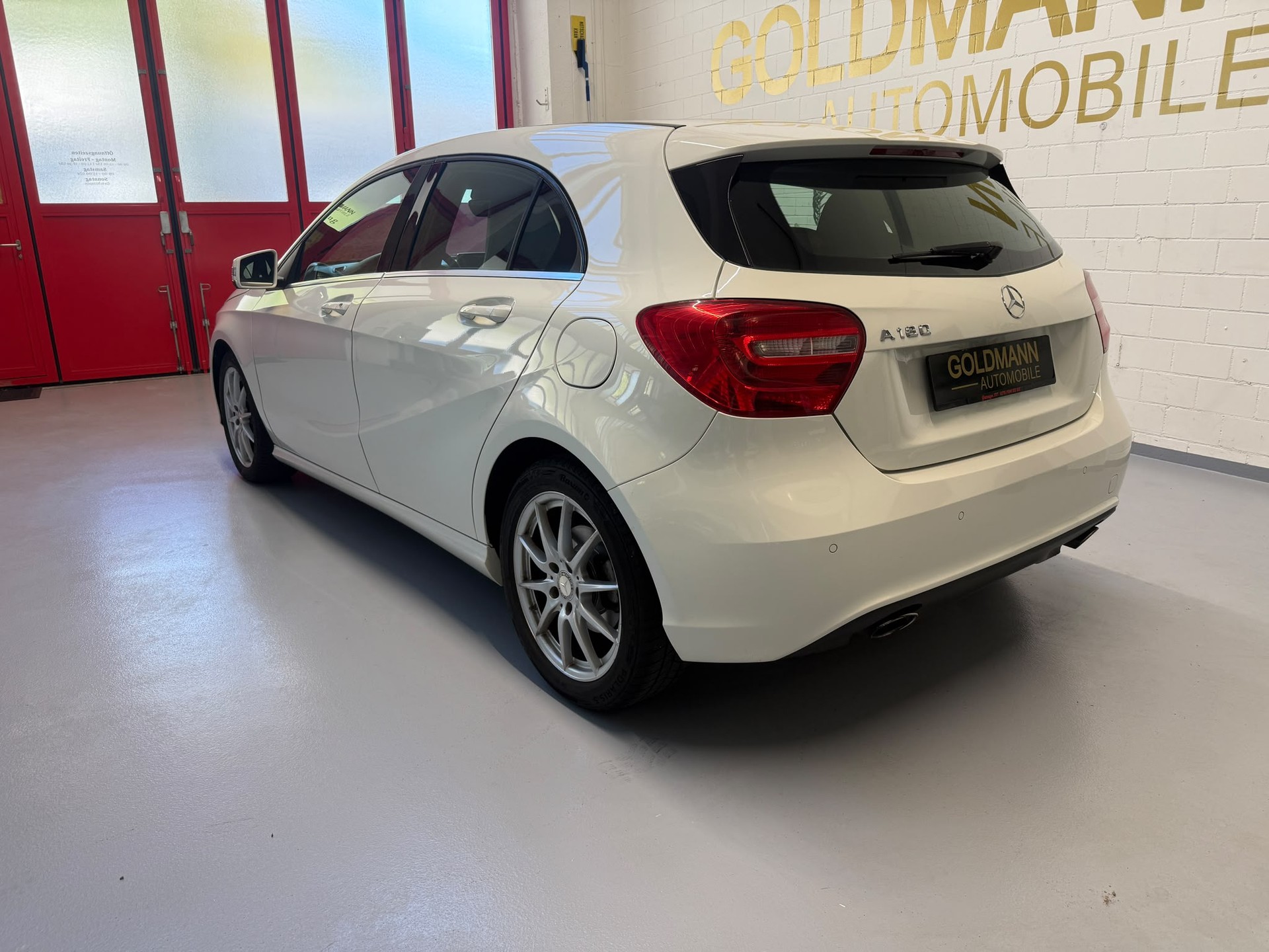 MERCEDES-BENZ A 180 Urban-showroom-element-3