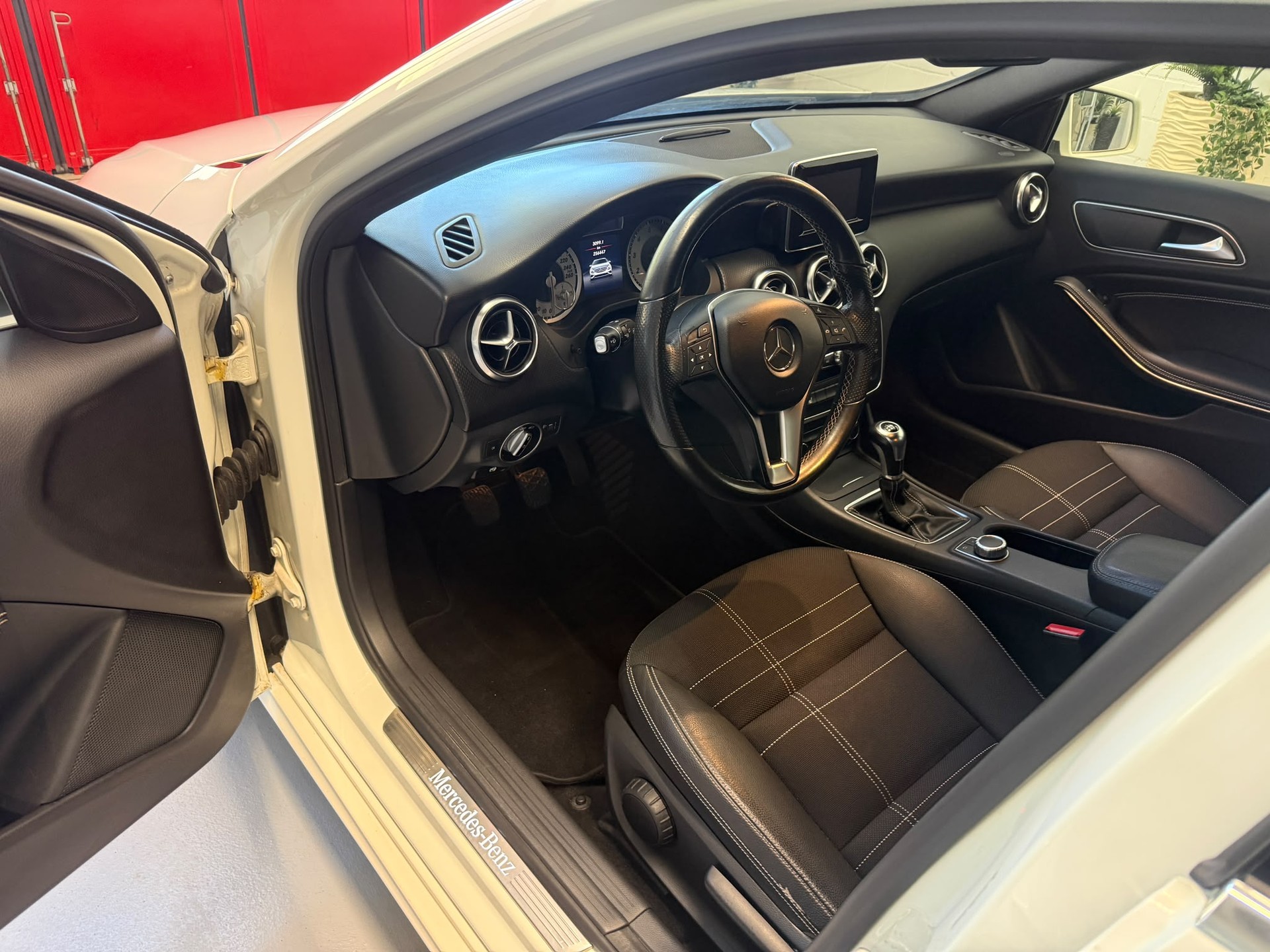 MERCEDES-BENZ A 180 Urban-image-9