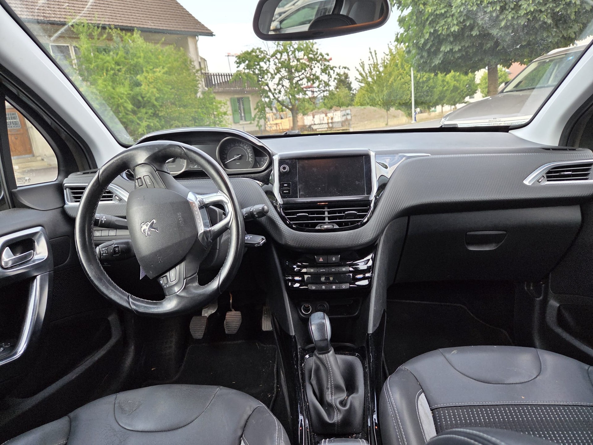 PEUGEOT 2008 1.2 PureTech Allure-image-8