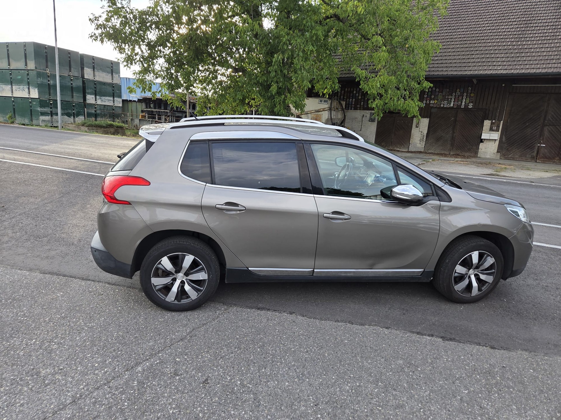 PEUGEOT 2008 1.2 PureTech Allure-image-5