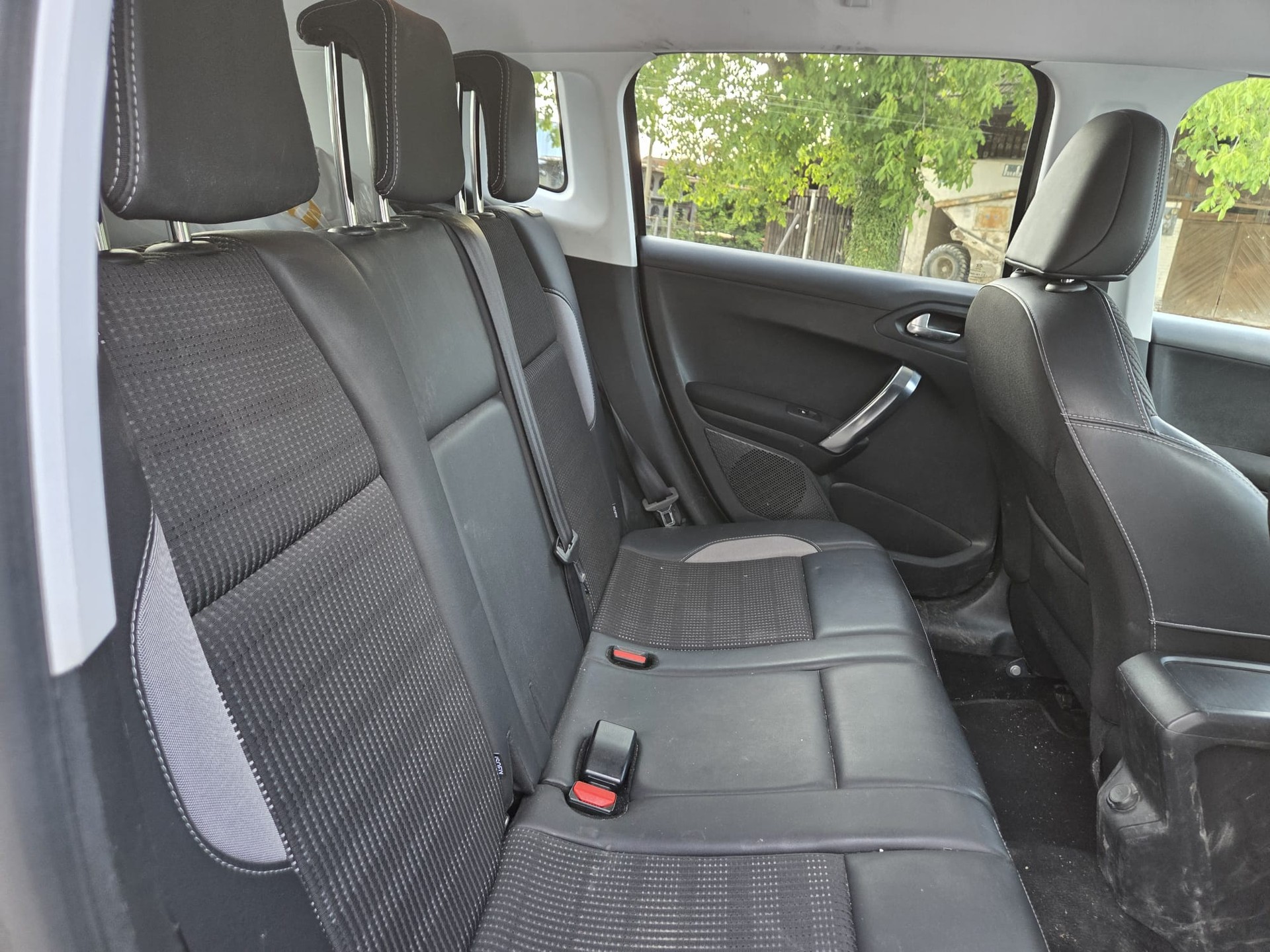 PEUGEOT 2008 1.2 PureTech Allure-image-12
