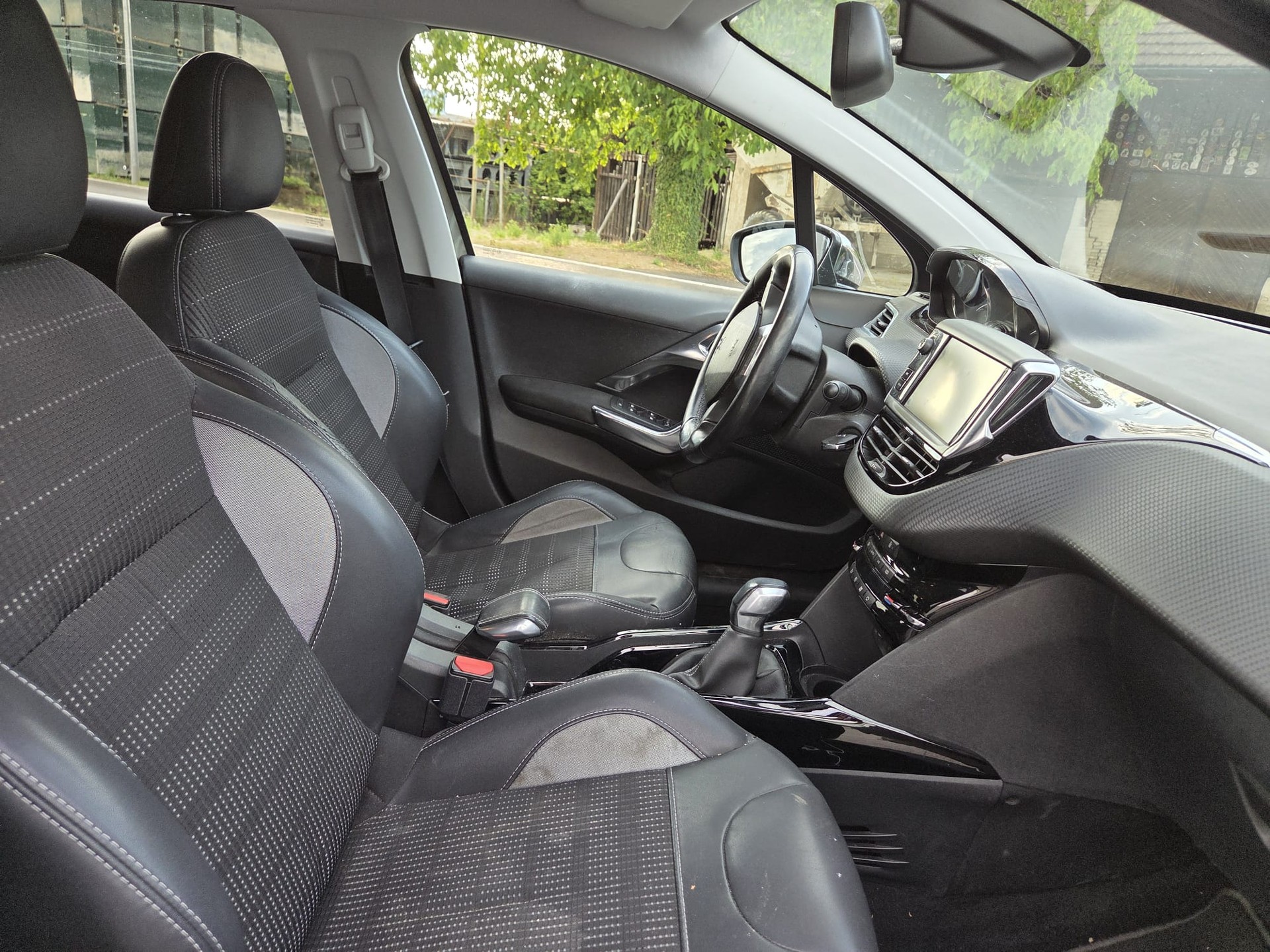 PEUGEOT 2008 1.2 PureTech Allure-image-10