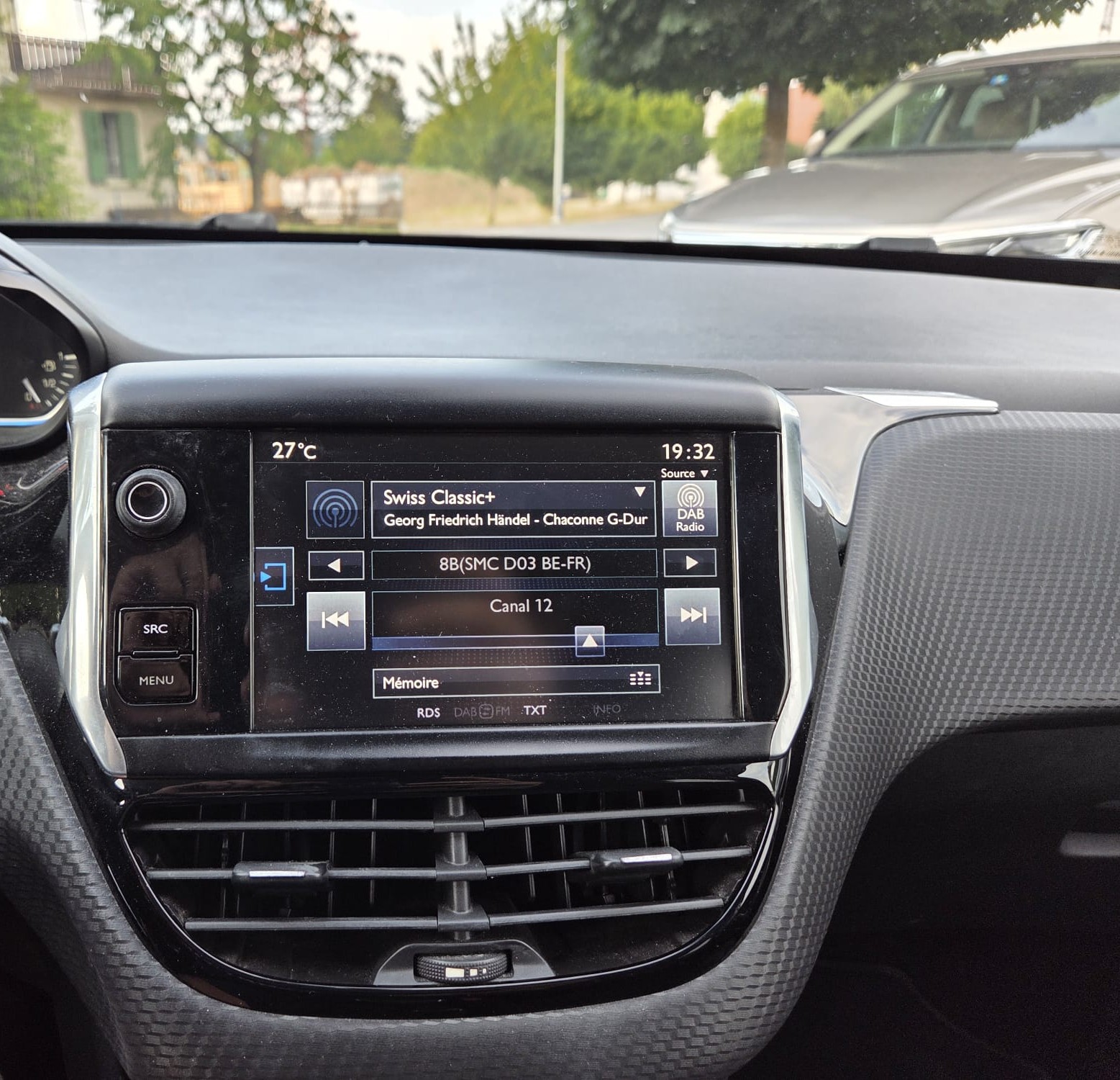 PEUGEOT 2008 1.2 PureTech Allure-image-13