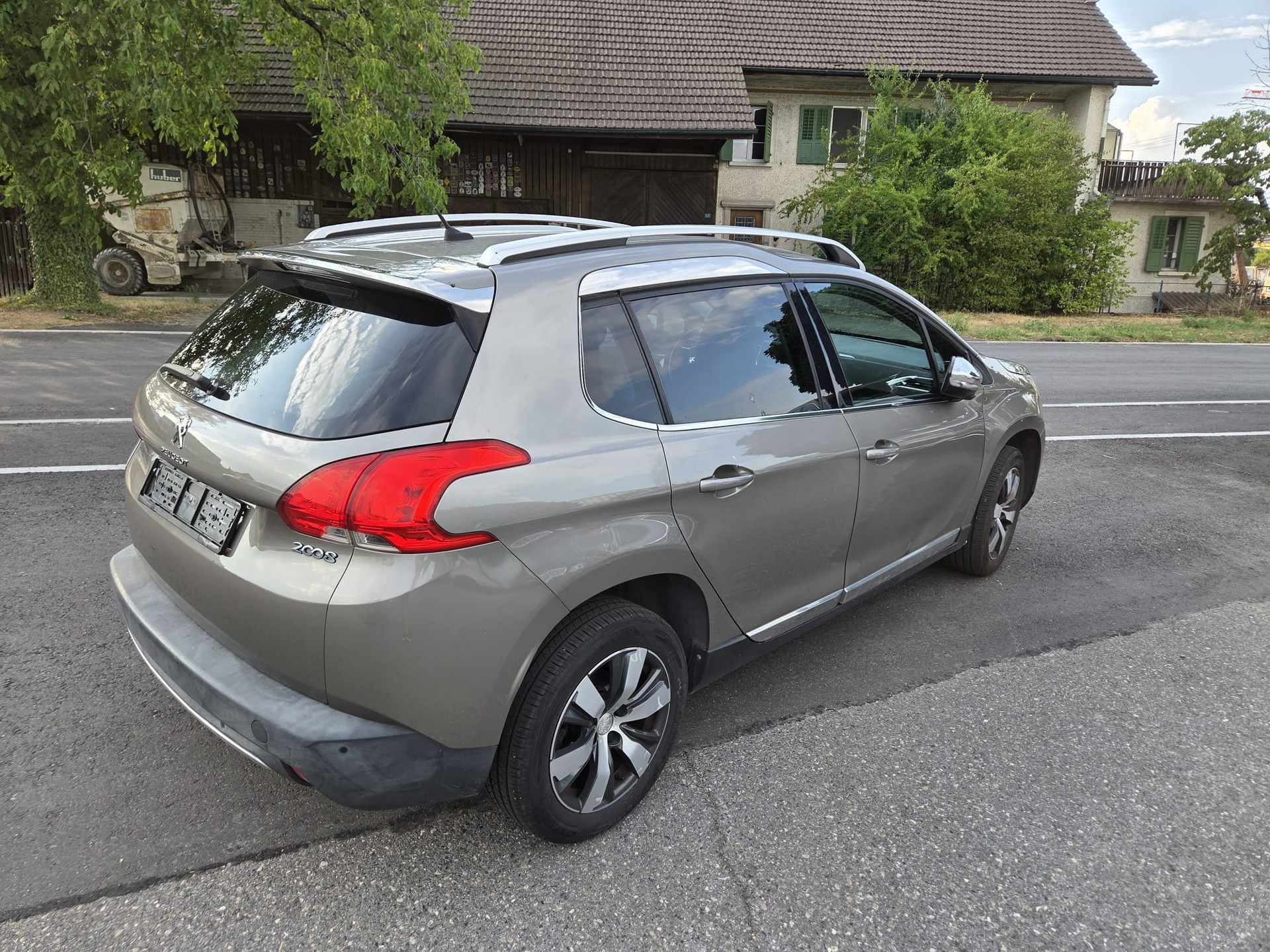 PEUGEOT 2008 1.2 PureTech Allure-image-4