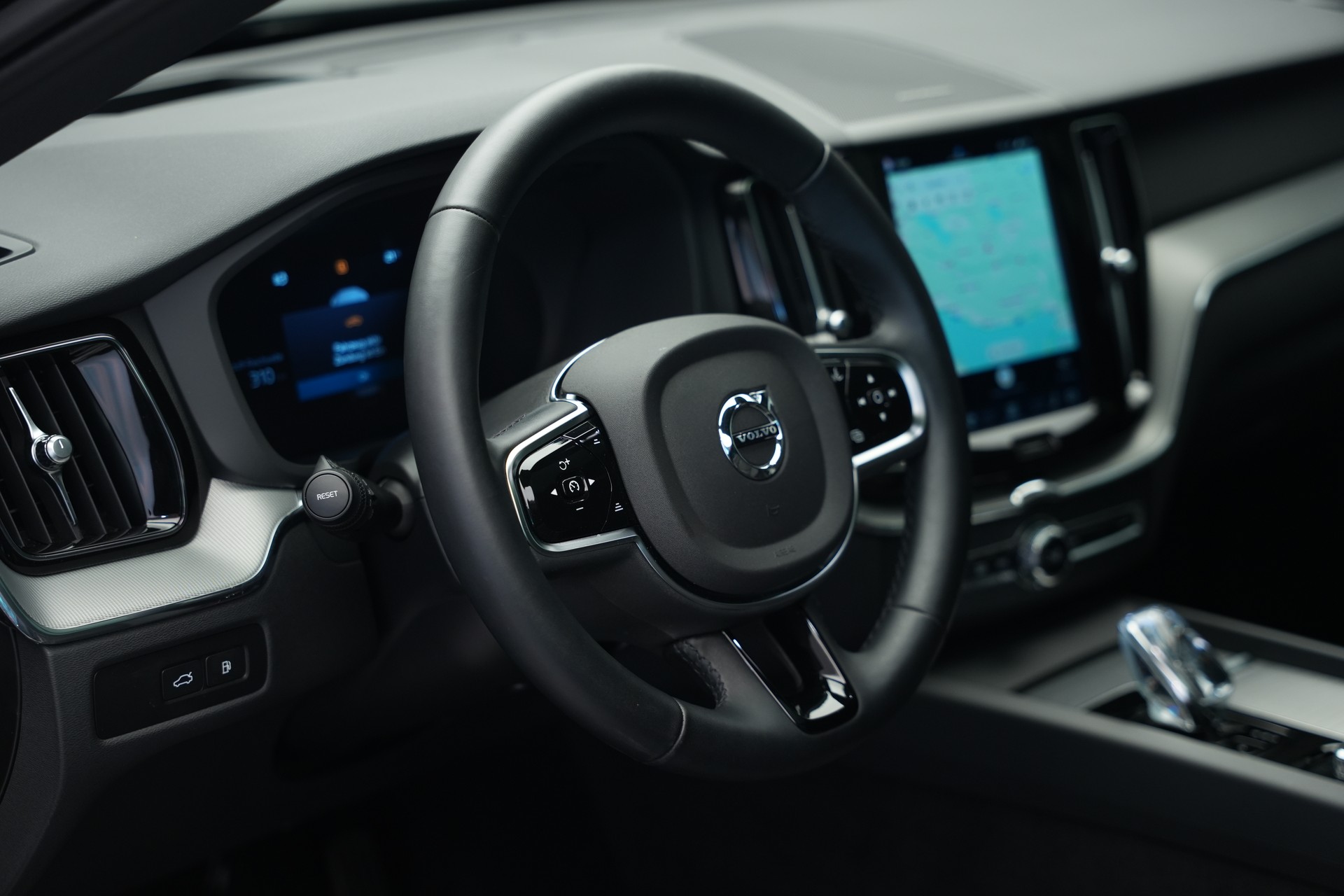 VOLVO XC60 T6 eAWD PluginHybrid Geartronic Black Edition Plus *Head-Up*-image-23
