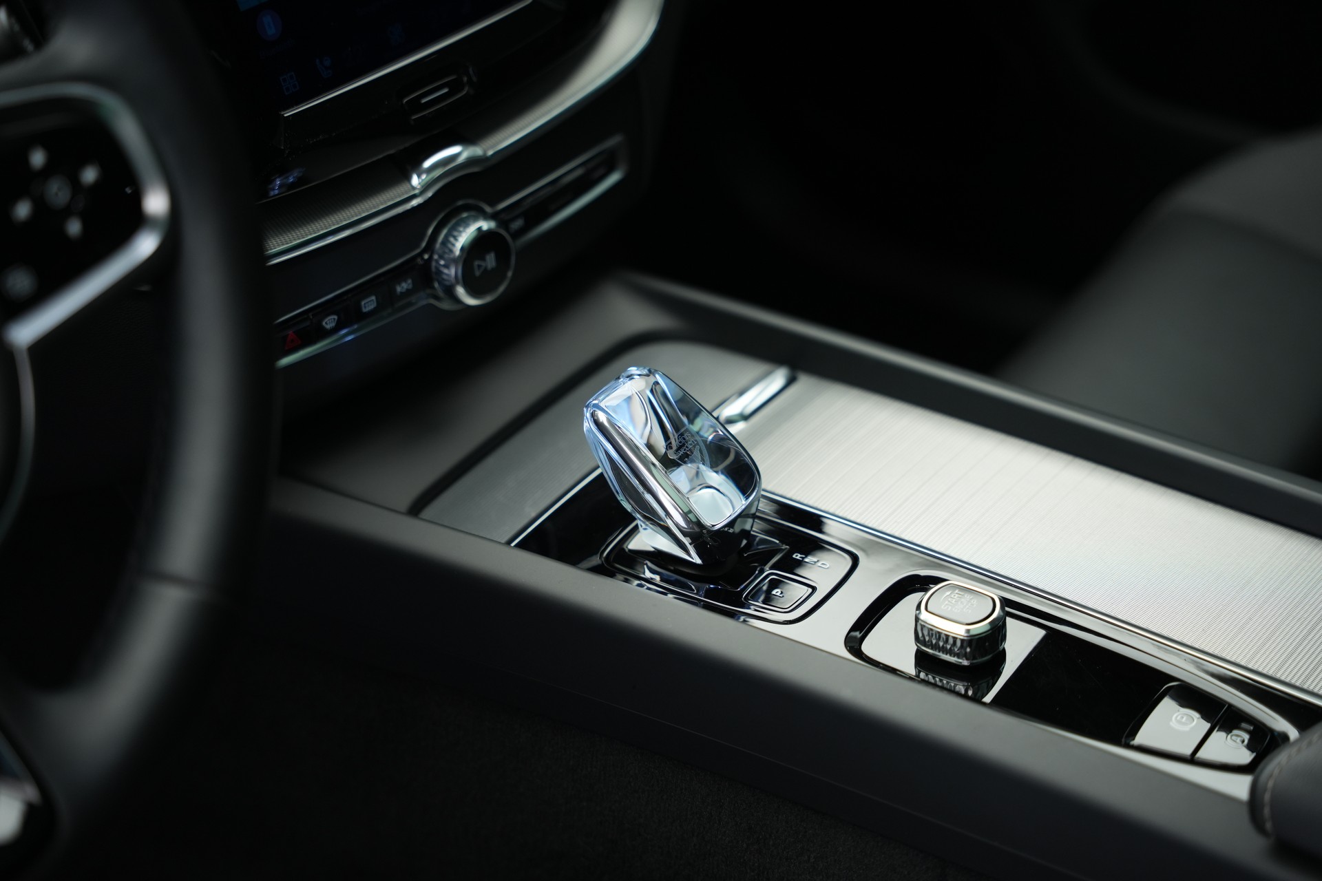 VOLVO XC60 T6 eAWD PluginHybrid Geartronic Black Edition Plus *Head-Up*-image-24