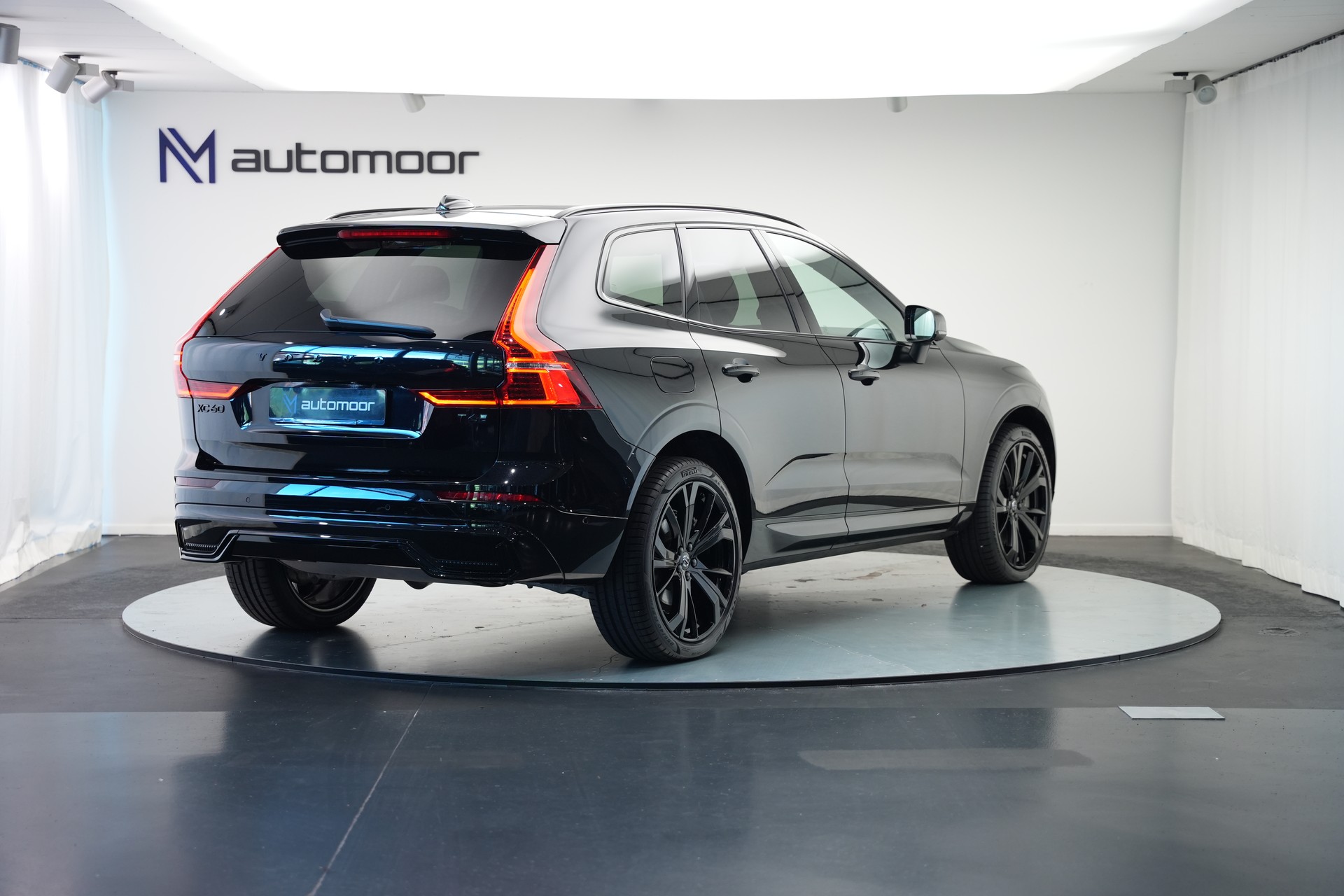 VOLVO XC60 T6 eAWD PluginHybrid Geartronic Black Edition Plus *Head-Up*-image-4