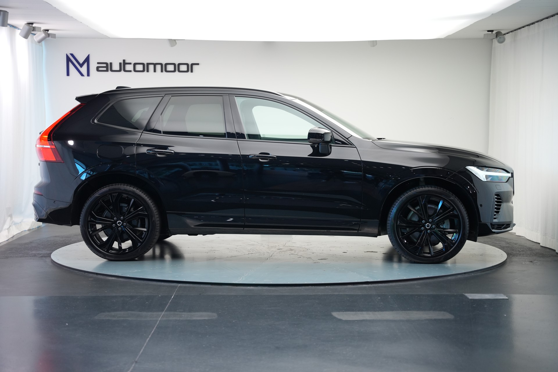VOLVO XC60 T6 eAWD PluginHybrid Geartronic Black Edition Plus *Head-Up*-image-3
