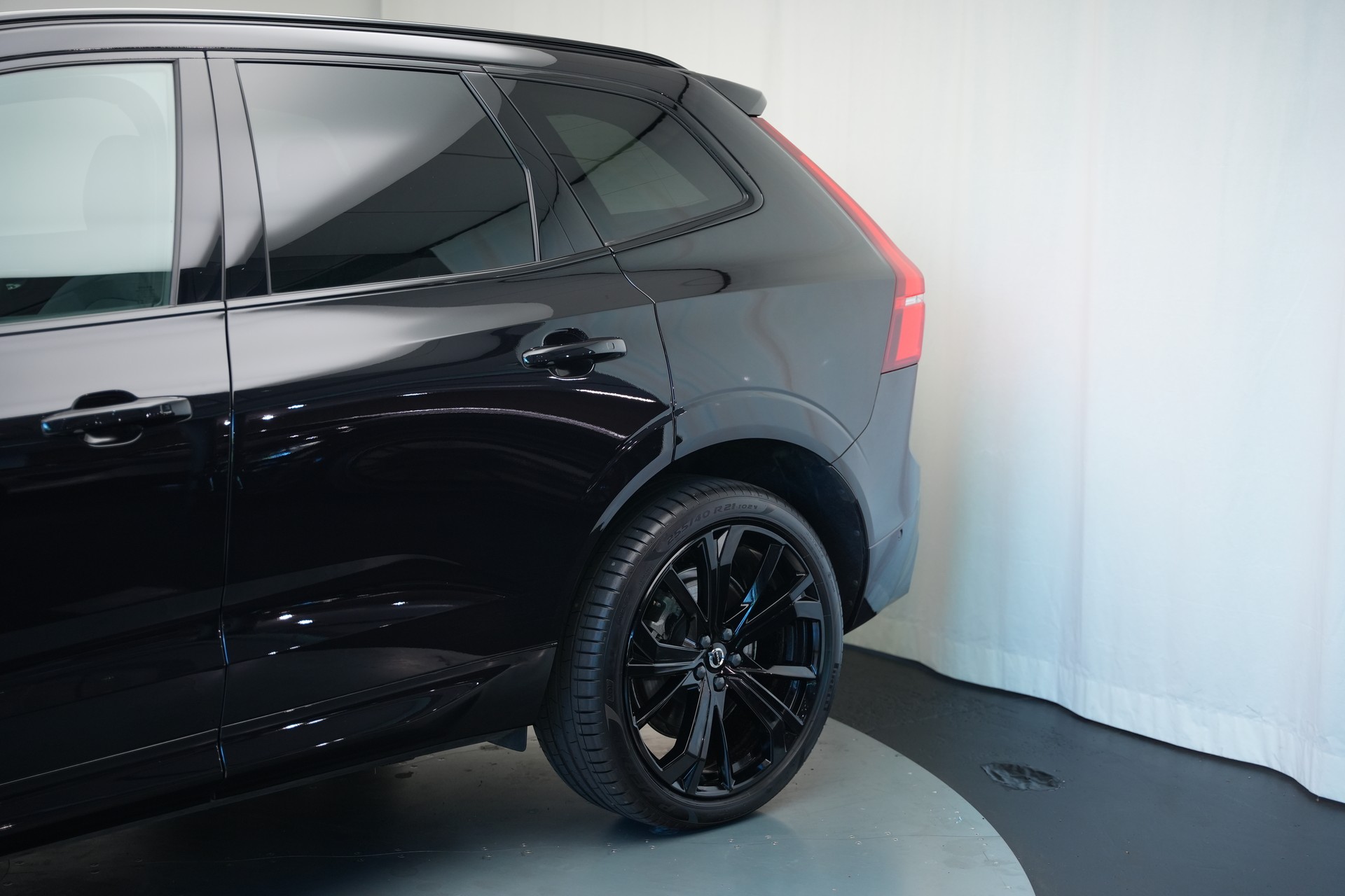 VOLVO XC60 T6 eAWD PluginHybrid Geartronic Black Edition Plus *Head-Up*-image-46