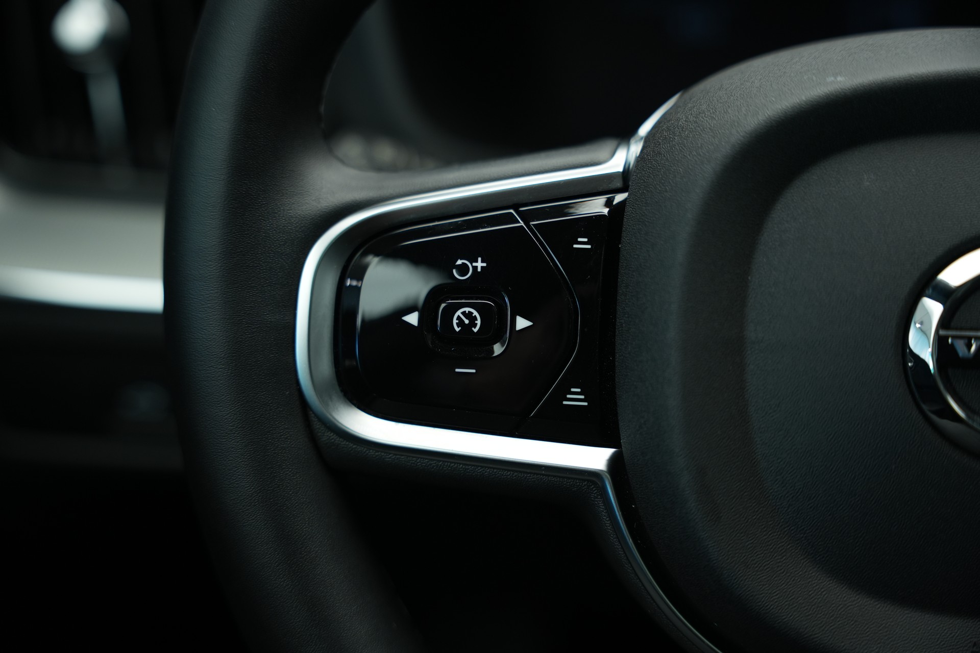 VOLVO XC60 T6 eAWD PluginHybrid Geartronic Black Edition Plus *Head-Up*-image-37