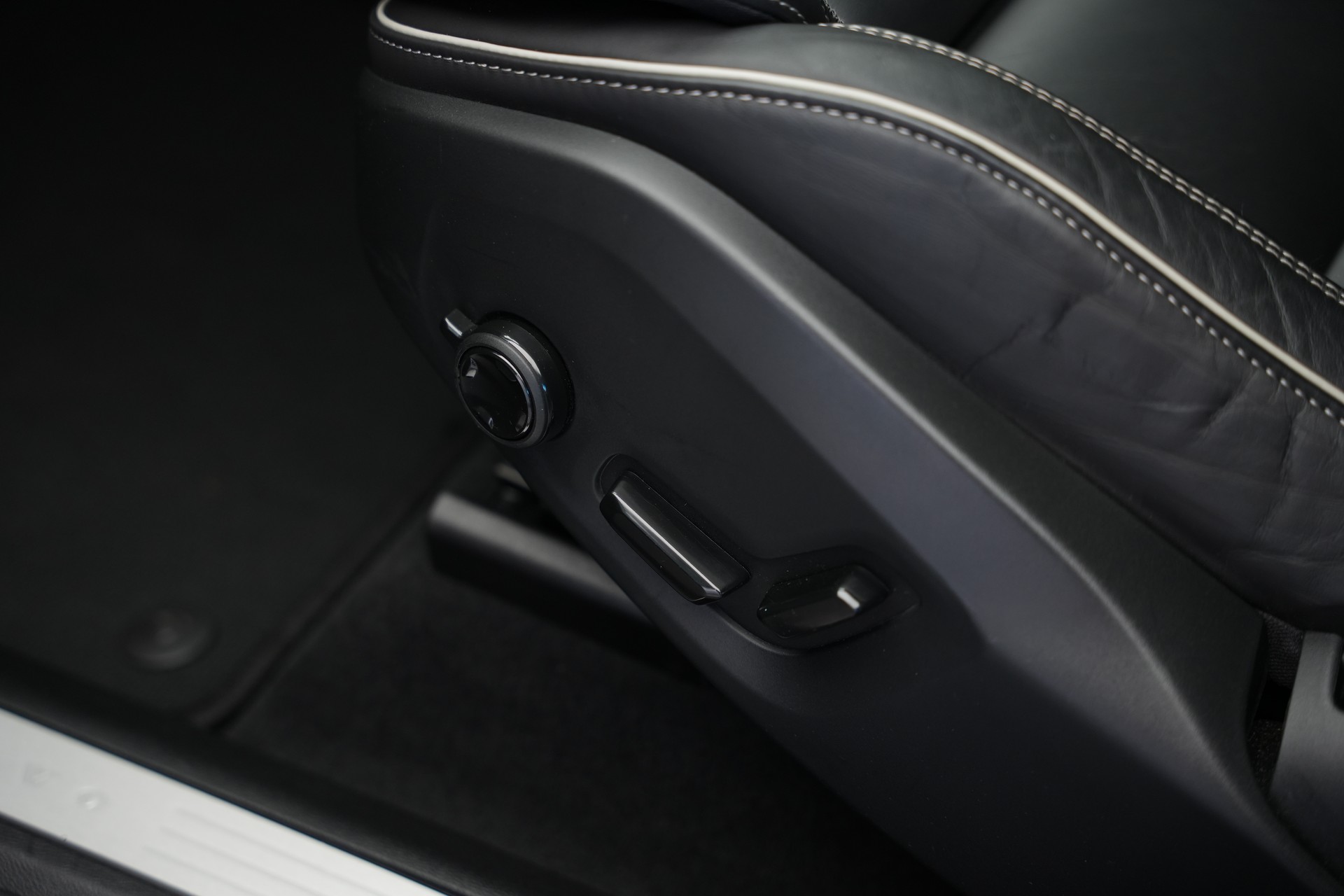 VOLVO XC60 T6 eAWD PluginHybrid Geartronic Black Edition Plus *Head-Up*-image-25