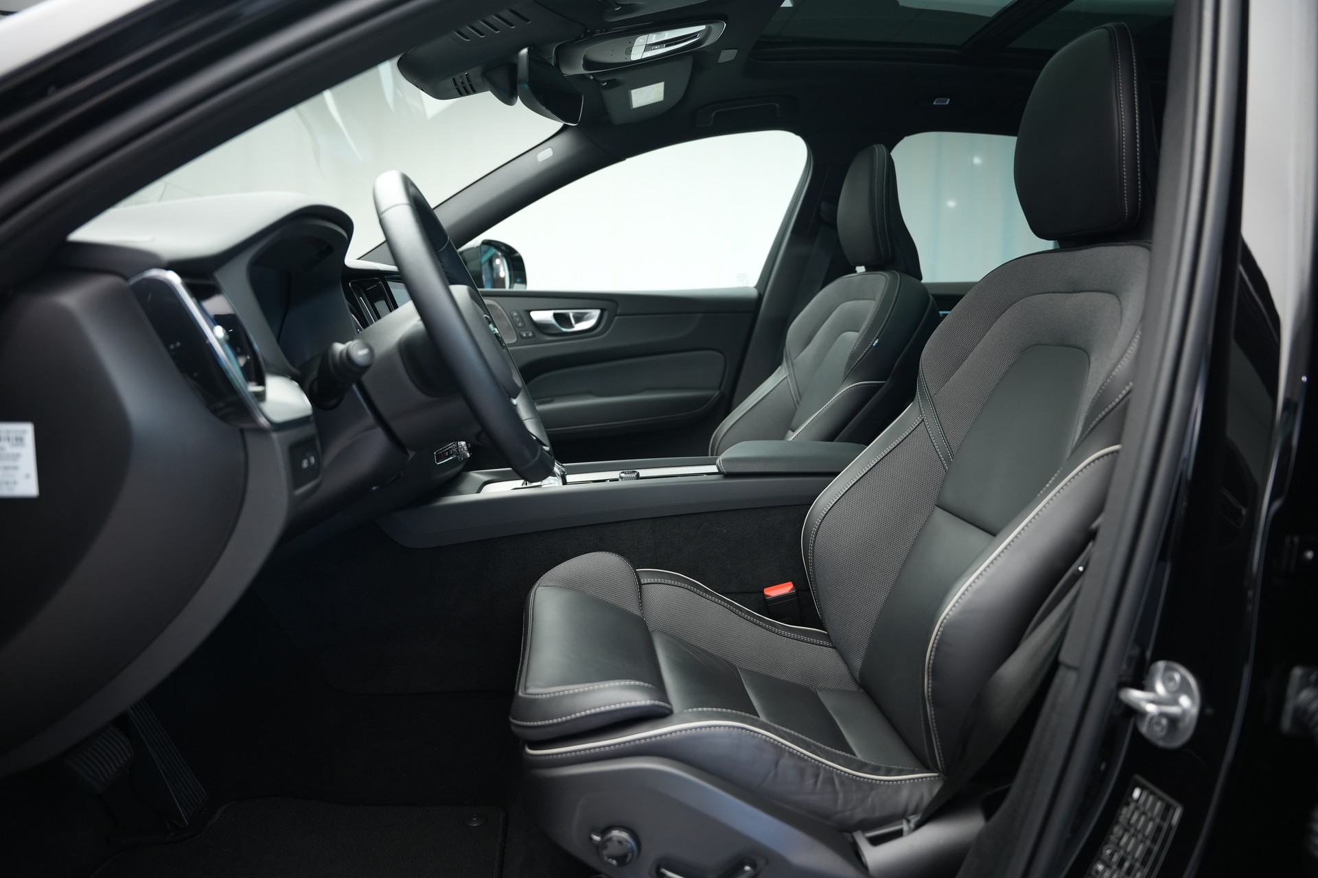 VOLVO XC60 T6 eAWD PluginHybrid Geartronic Black Edition Plus *Head-Up*-image-12