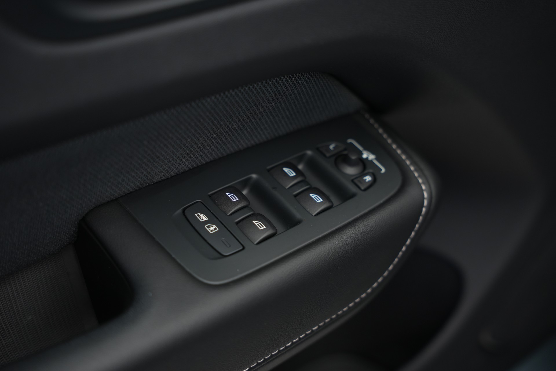 VOLVO XC60 T6 eAWD PluginHybrid Geartronic Black Edition Plus *Head-Up*-image-29
