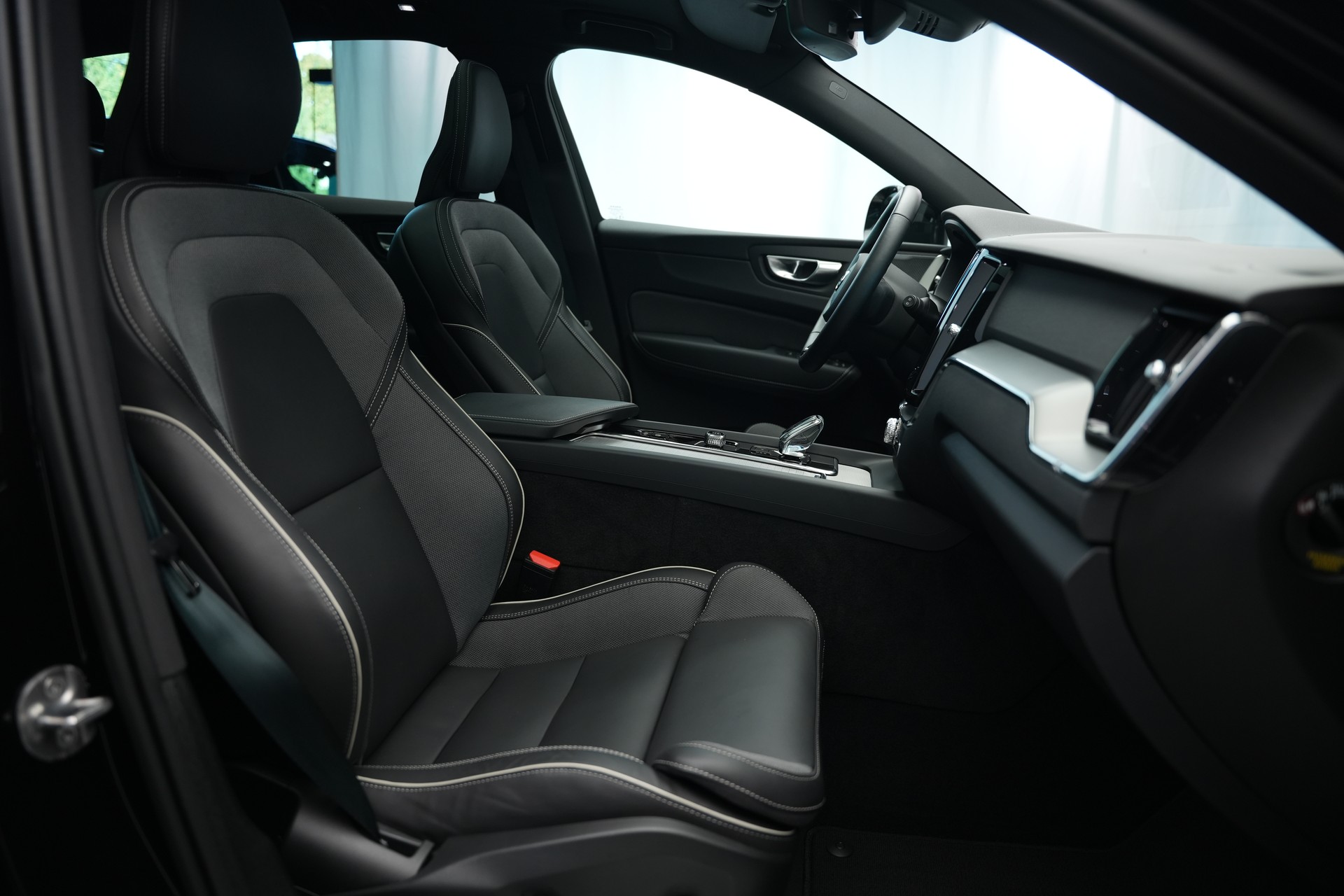 VOLVO XC60 T6 eAWD PluginHybrid Geartronic Black Edition Plus *Head-Up*-image-14