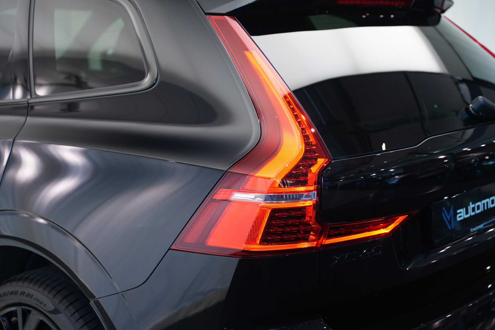 VOLVO XC60 T6 eAWD PluginHybrid Geartronic Black Edition Plus *Head-Up*-image-44