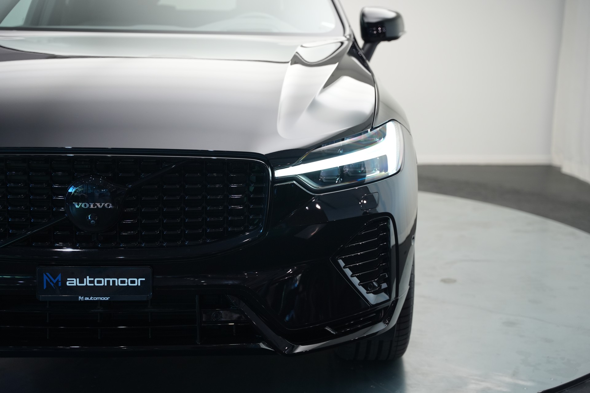 VOLVO XC60 T6 eAWD PluginHybrid Geartronic Black Edition Plus *Head-Up*-image-48