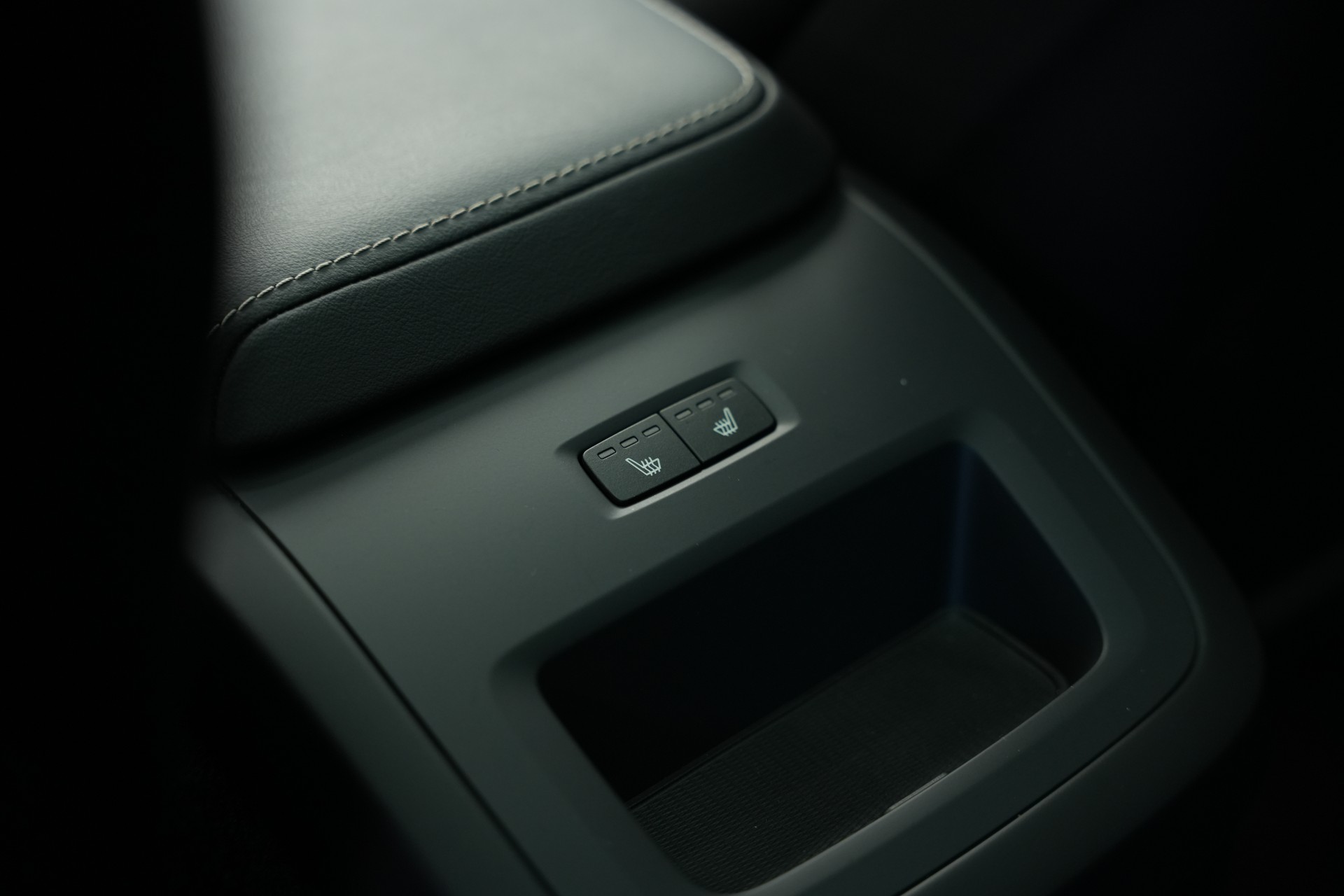 VOLVO XC60 T6 eAWD PluginHybrid Geartronic Black Edition Plus *Head-Up*-image-40