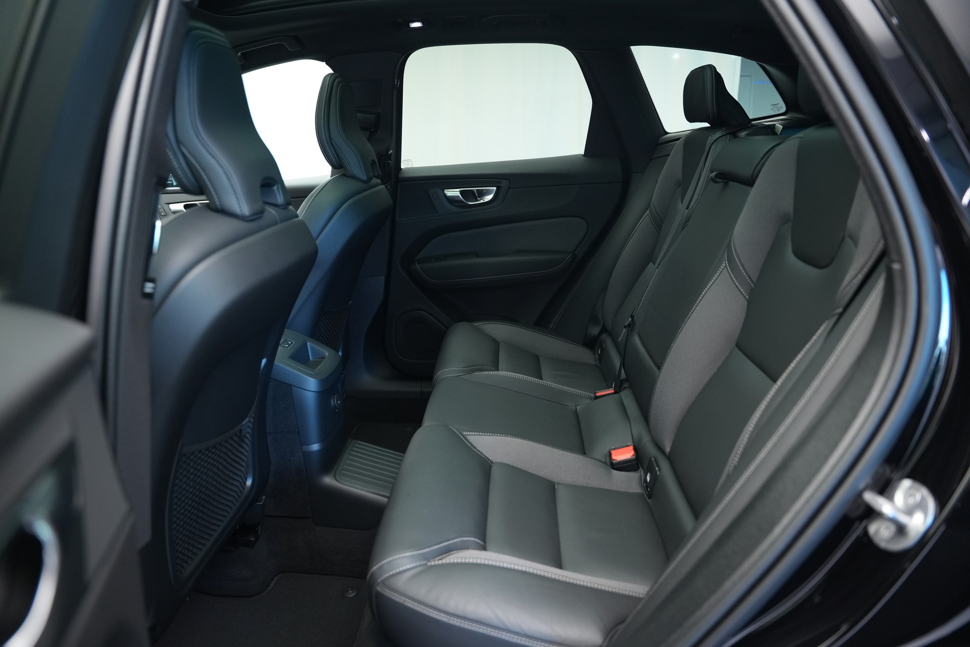 VOLVO XC60 T6 eAWD PluginHybrid Geartronic Black Edition Plus *Head-Up*-image-16