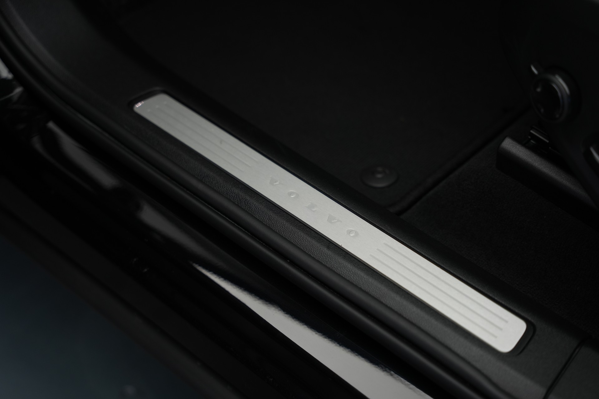 VOLVO XC60 T6 eAWD PluginHybrid Geartronic Black Edition Plus *Head-Up*-image-26