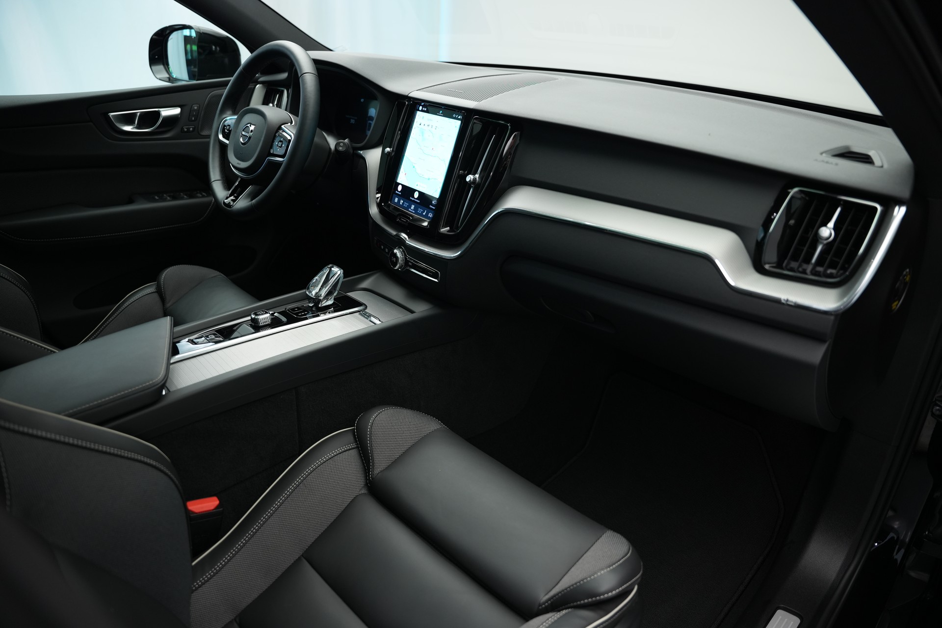 VOLVO XC60 T6 eAWD PluginHybrid Geartronic Black Edition Plus *Head-Up*-image-11