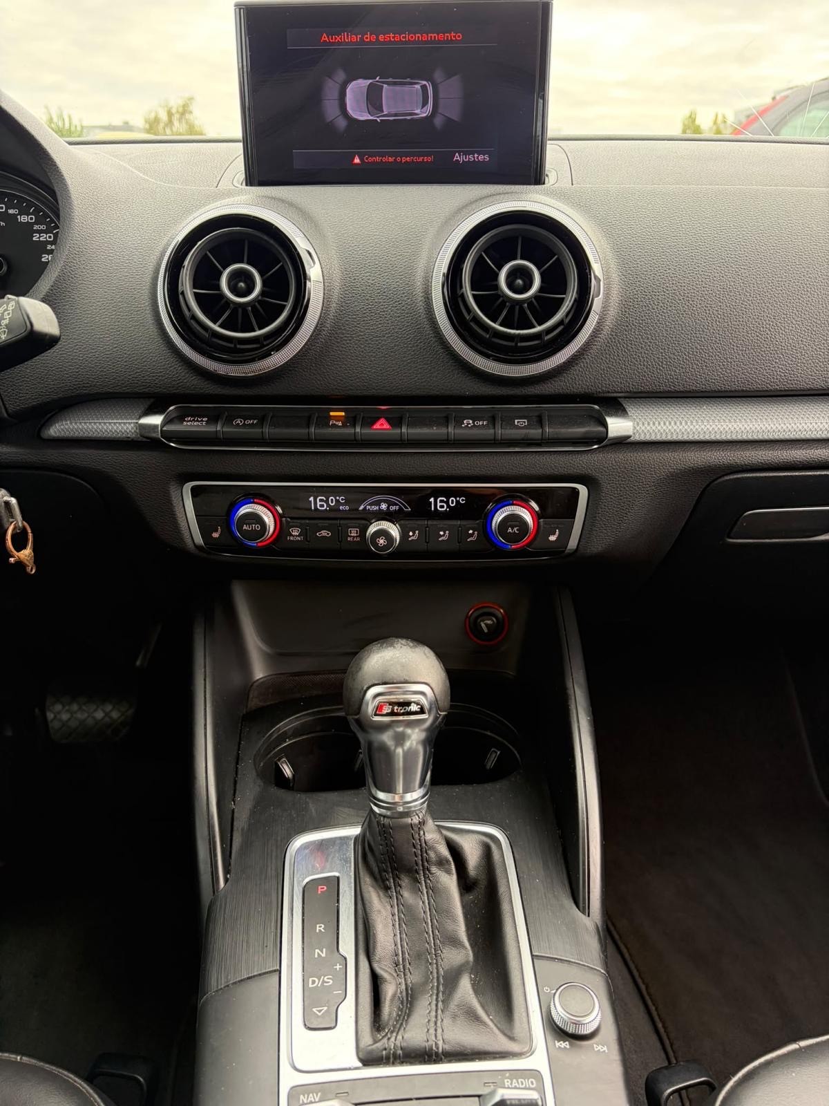 AUDI A3 Sportback 1.4 TFSI Ambiente S-tronic-image-7