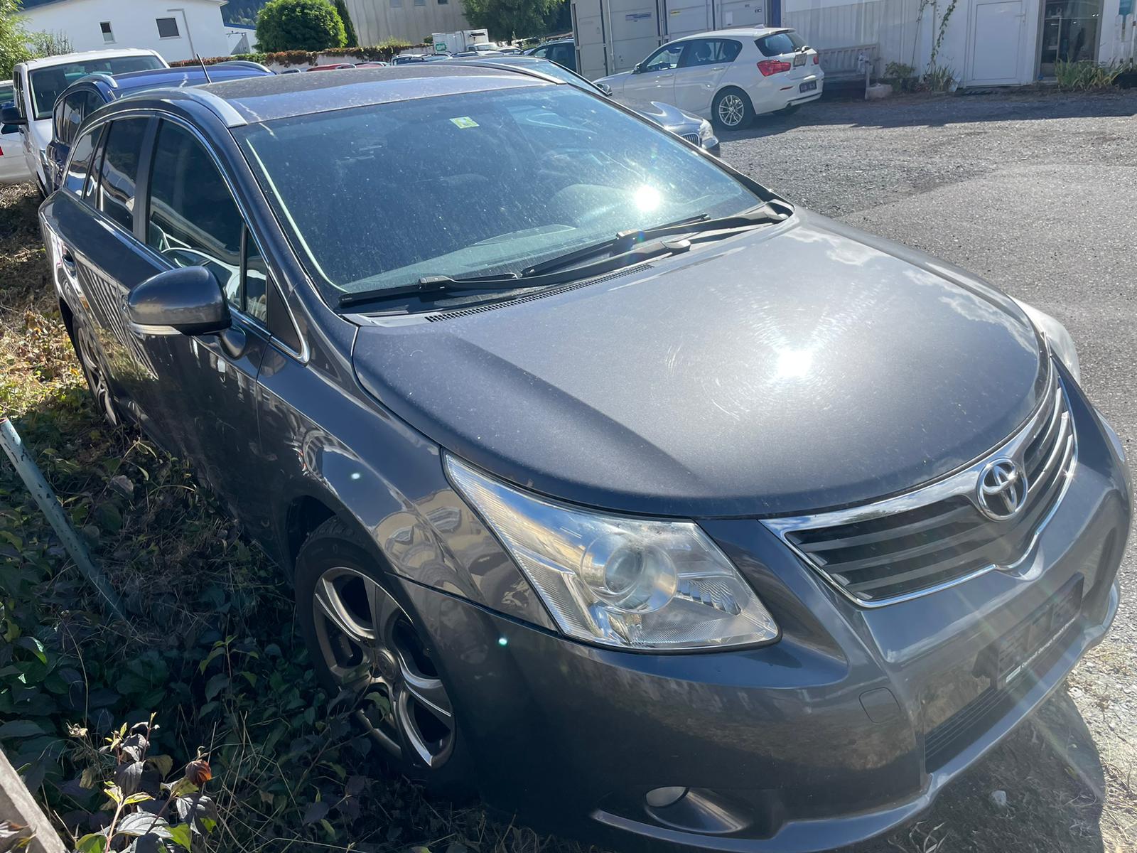 TOYOTA Avensis Sportswagon 2.2D-4D Linea Luna-image-3