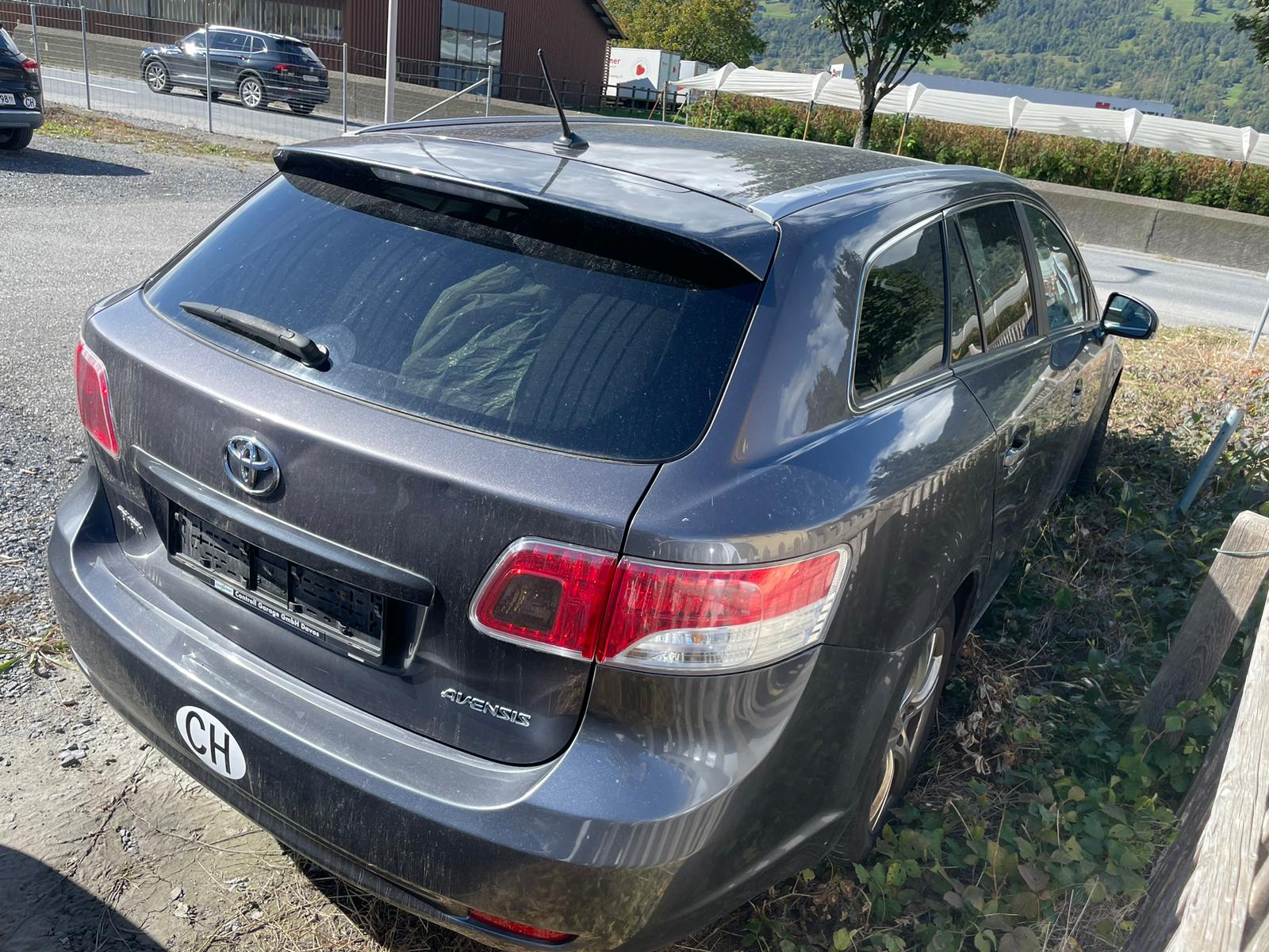 TOYOTA Avensis Sportswagon 2.2D-4D Linea Luna-image-2