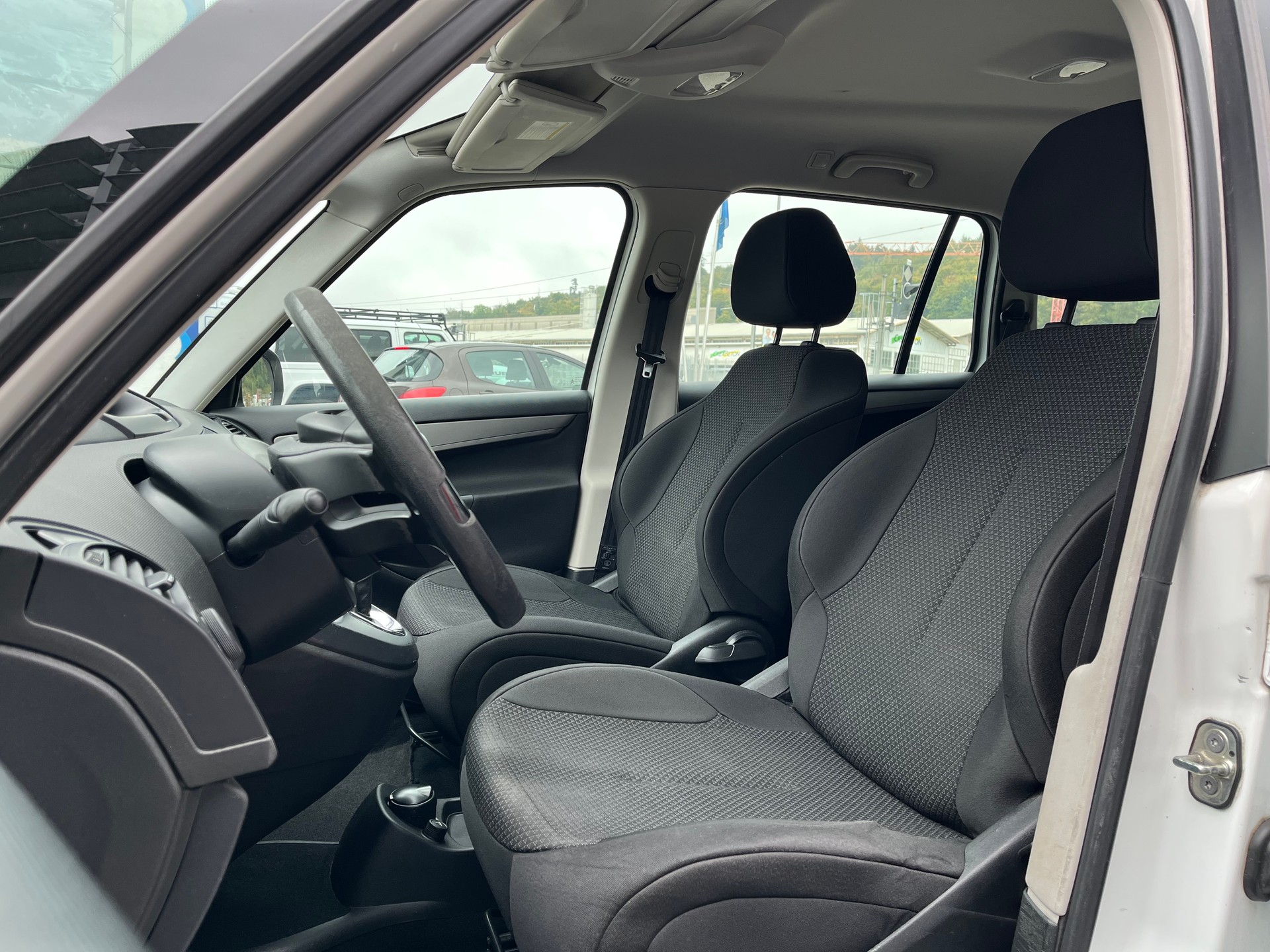 CITROEN Grand C4 Picasso 1.6 HDI 16V Attraction-image-10