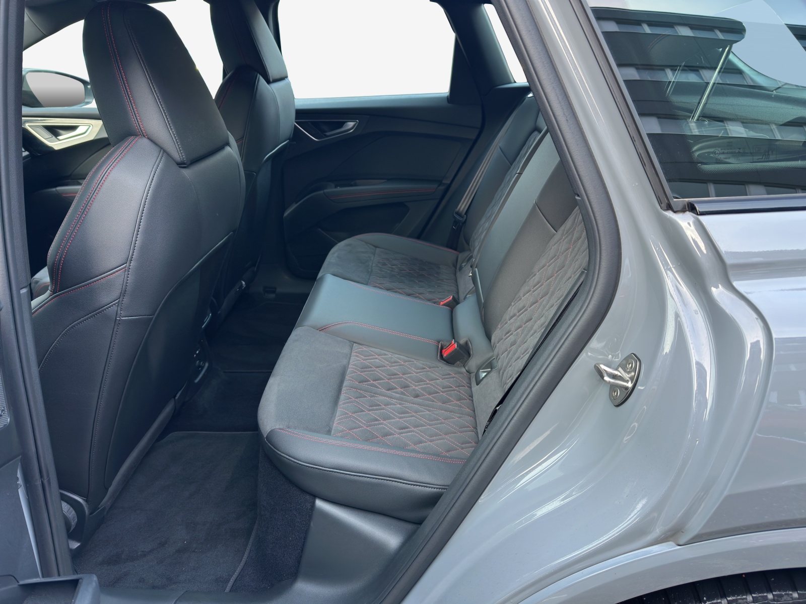 AUDI Q4 e-tron 50 quattro-image-12