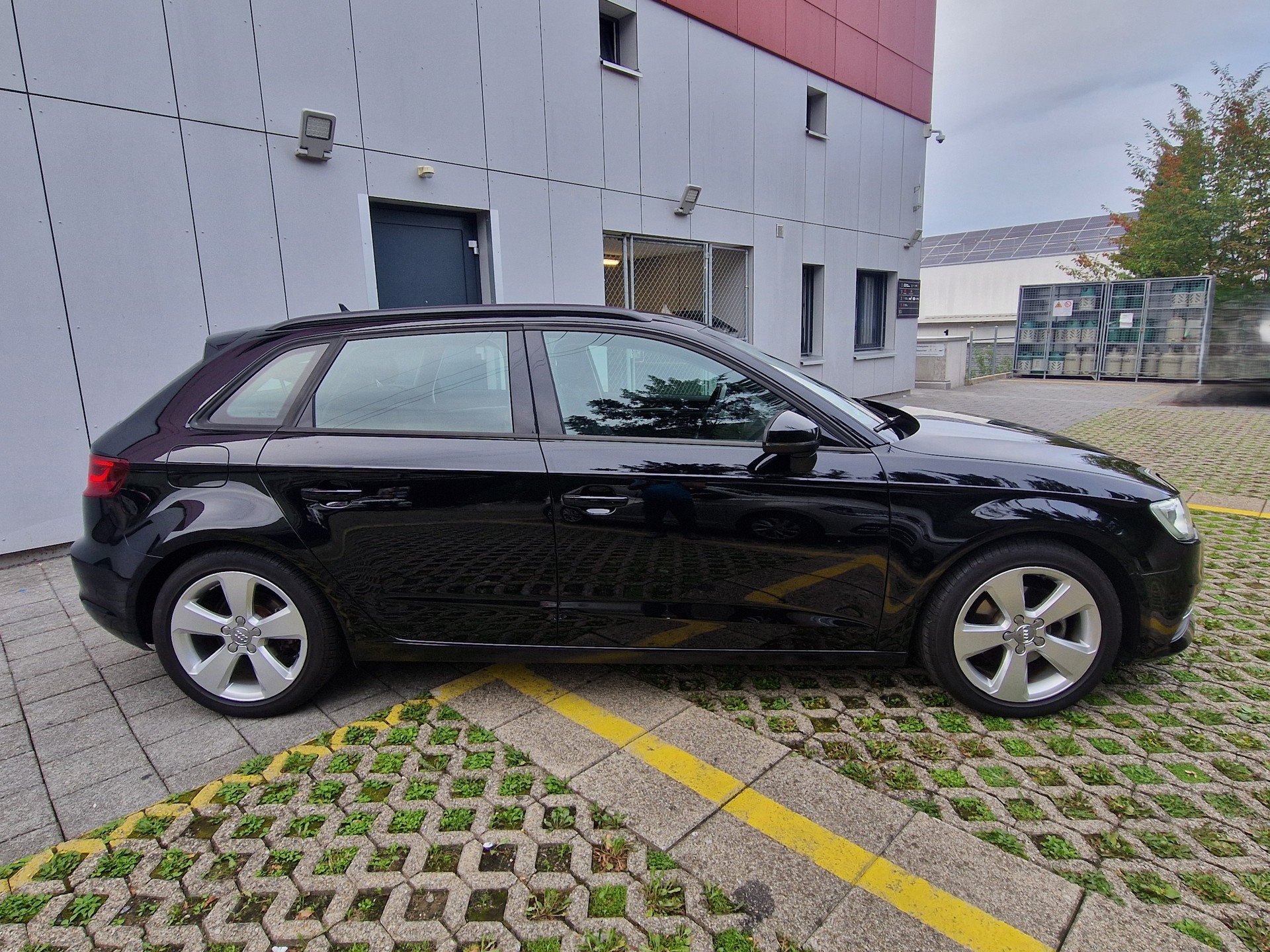 AUDI A3 Sportback 2.0 TDI Ambiente *quattro* 150 PS nur 63.000km, Navigation, frisch ab MFK, TOP Zustand, 8-fach Bereift-image-3