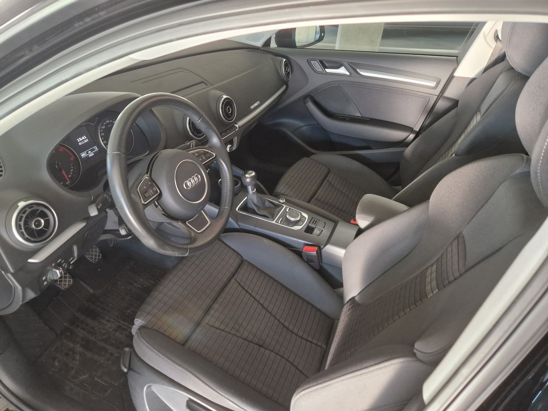 AUDI A3 Sportback 2.0 TDI Ambiente quattro-image-4