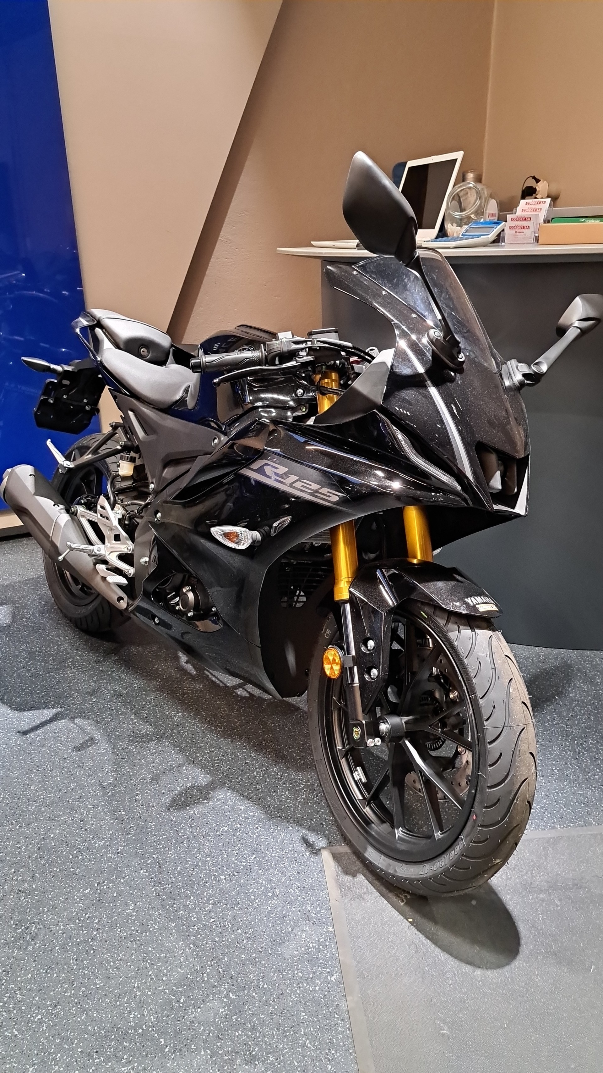 YAMAHA YZF-R 125 ABS-showroom-element-1