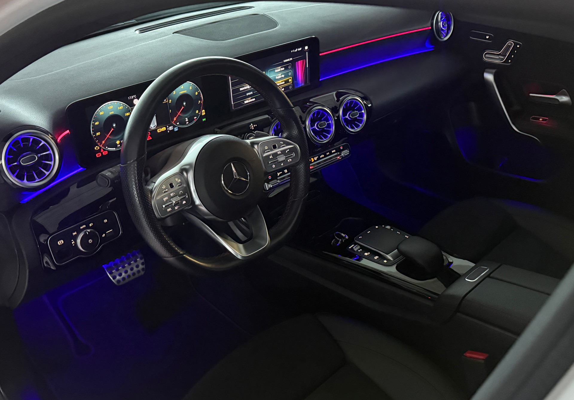MERCEDES-BENZ A 220 AMG Line 7G-DCT 4Matic ***CH-Fahrzeug***Panoramadach***Ambiente-plus***Service kostenlos 10J / 100'000Km***-image-9