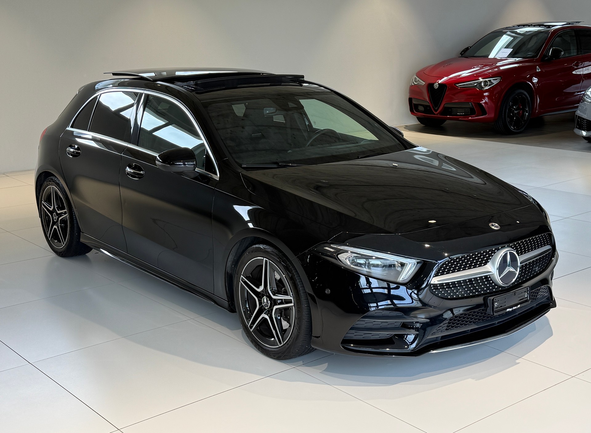 MERCEDES-BENZ A 220 AMG Line 7G-DCT 4Matic ***CH-Fahrzeug***Panoramadach***Ambiente-plus***Service kostenlos 10J / 100'000Km***-image-24