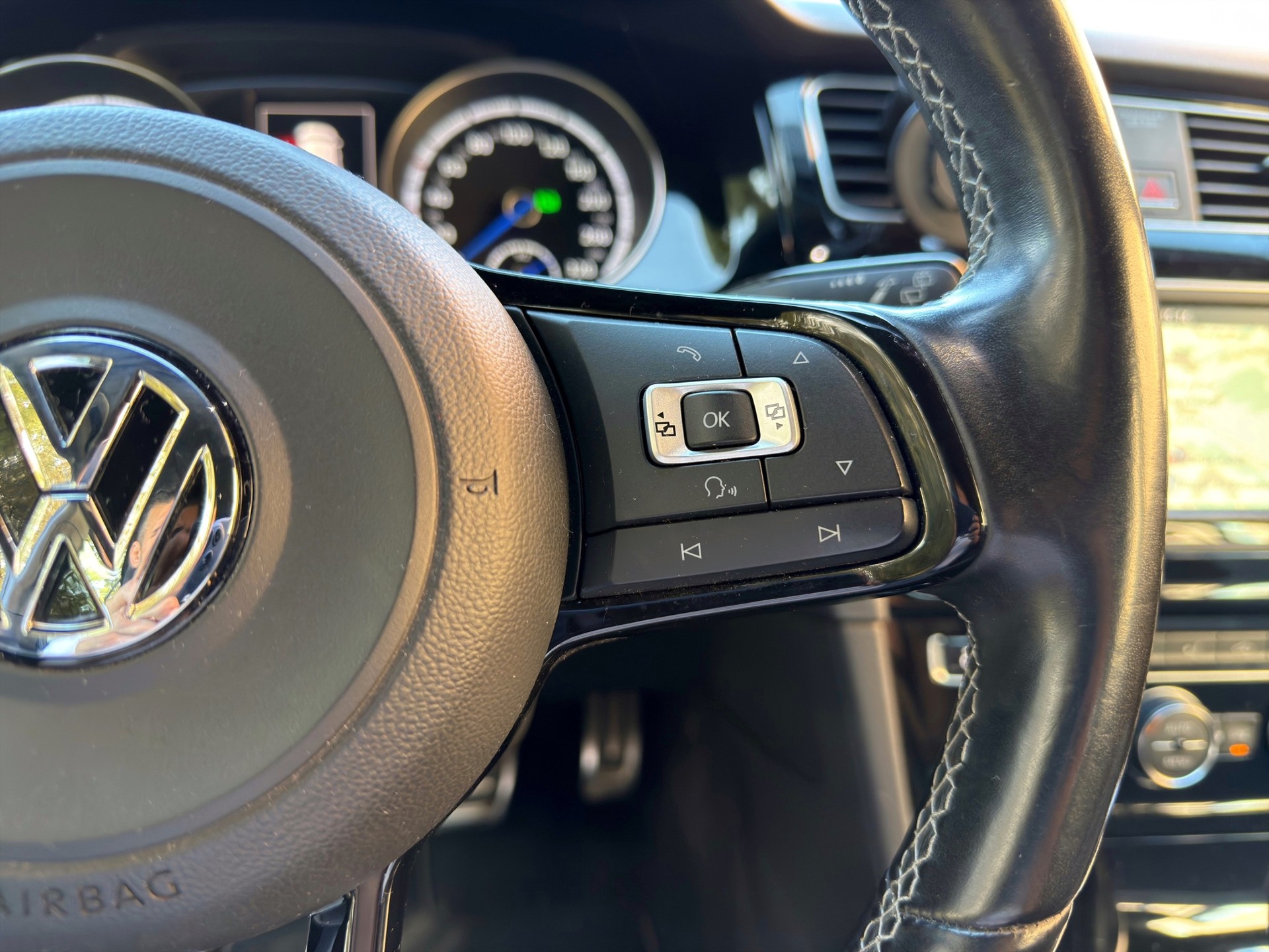VW Golf 2.0 TSI R 4Motion DSG-image-17