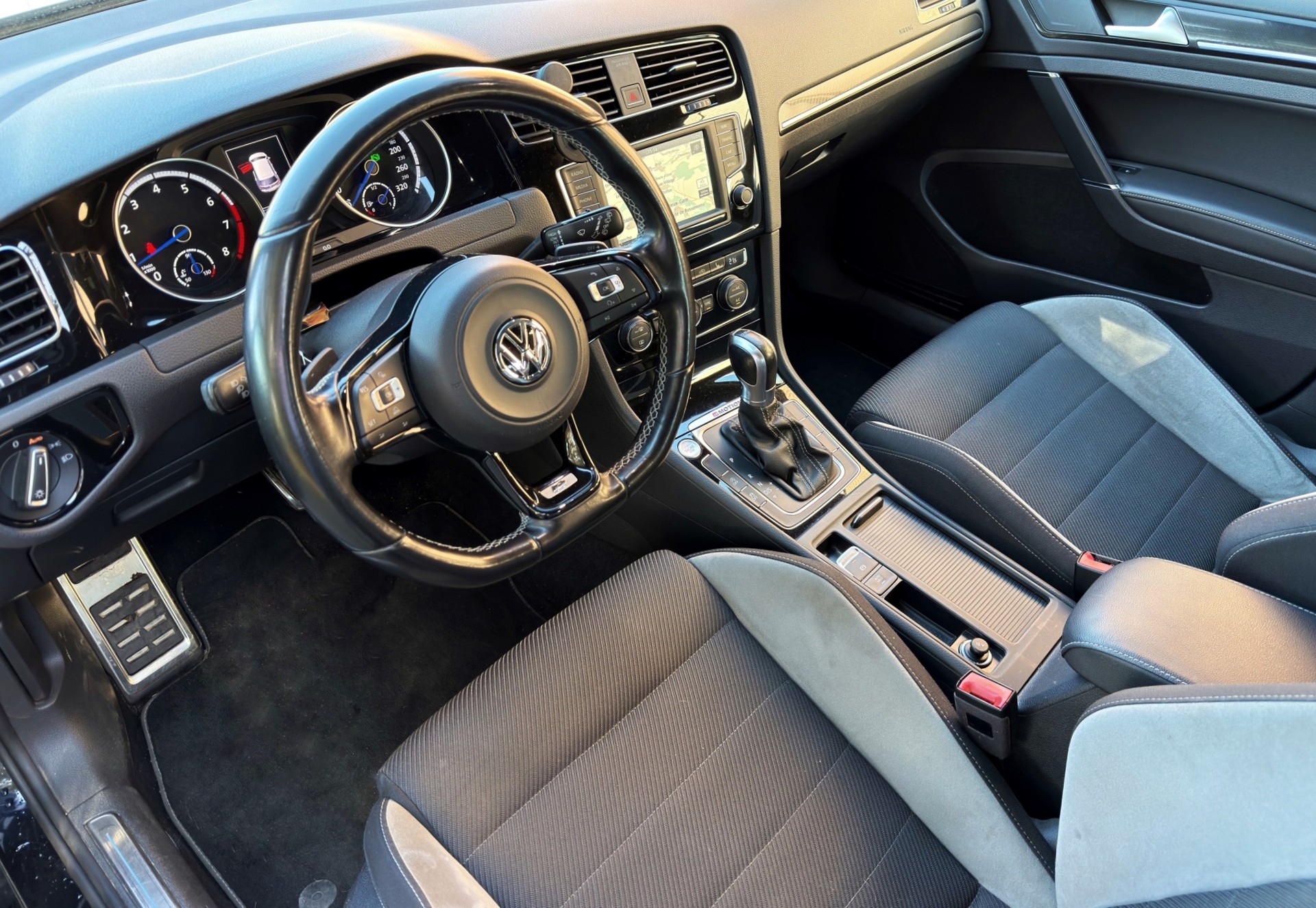 VW Golf 2.0 TSI R 4Motion DSG-image-12