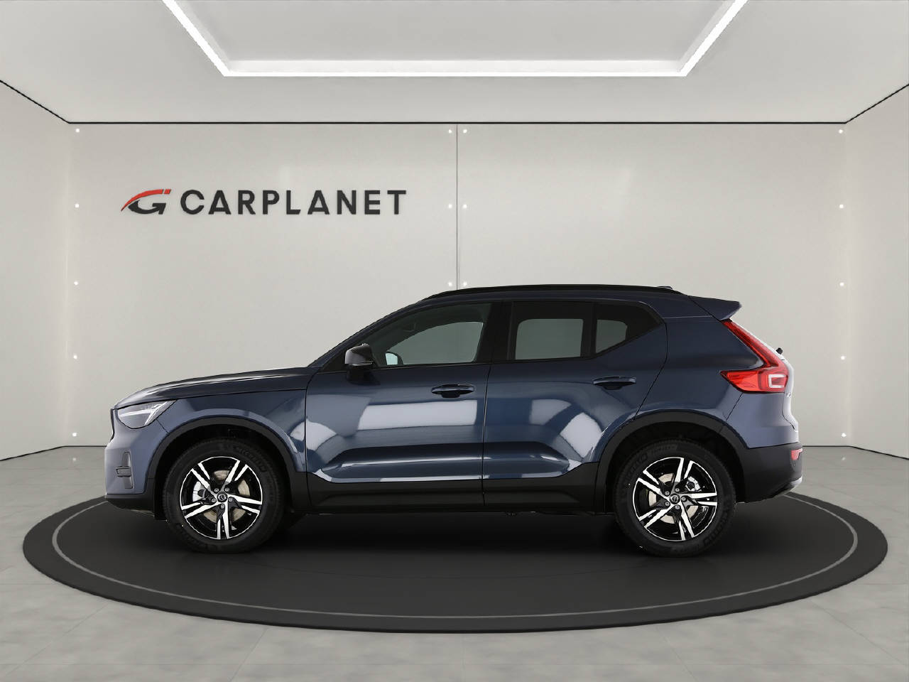 VOLVO XC40 2.0 B3 MH Plus Dark-image-1