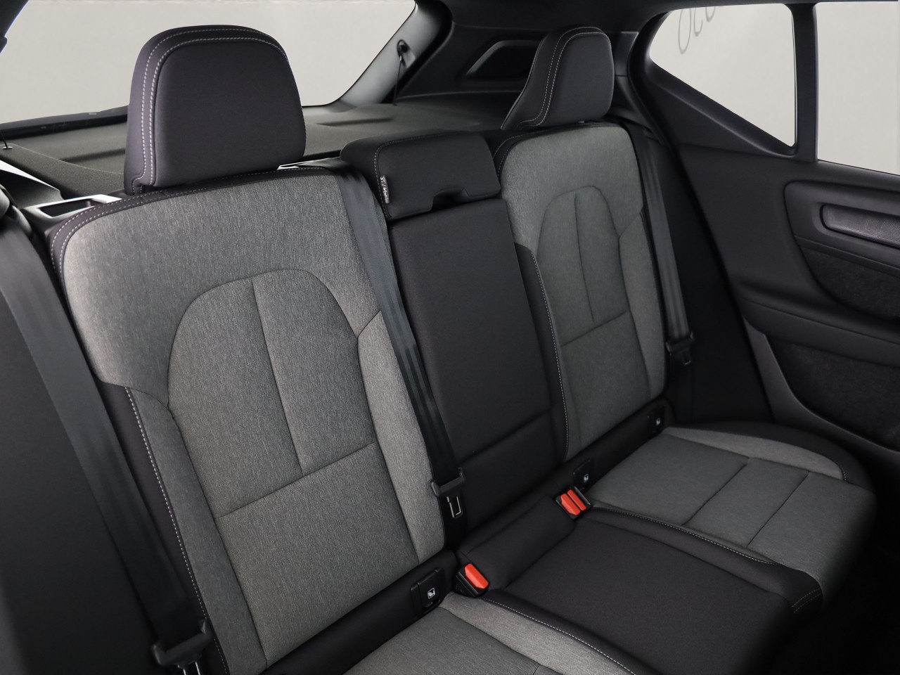 VOLVO XC40 2.0 B3 MH Plus Dark-image-8