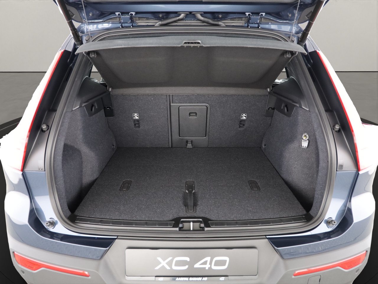 VOLVO XC40 2.0 B3 MH Plus Dark-image-3