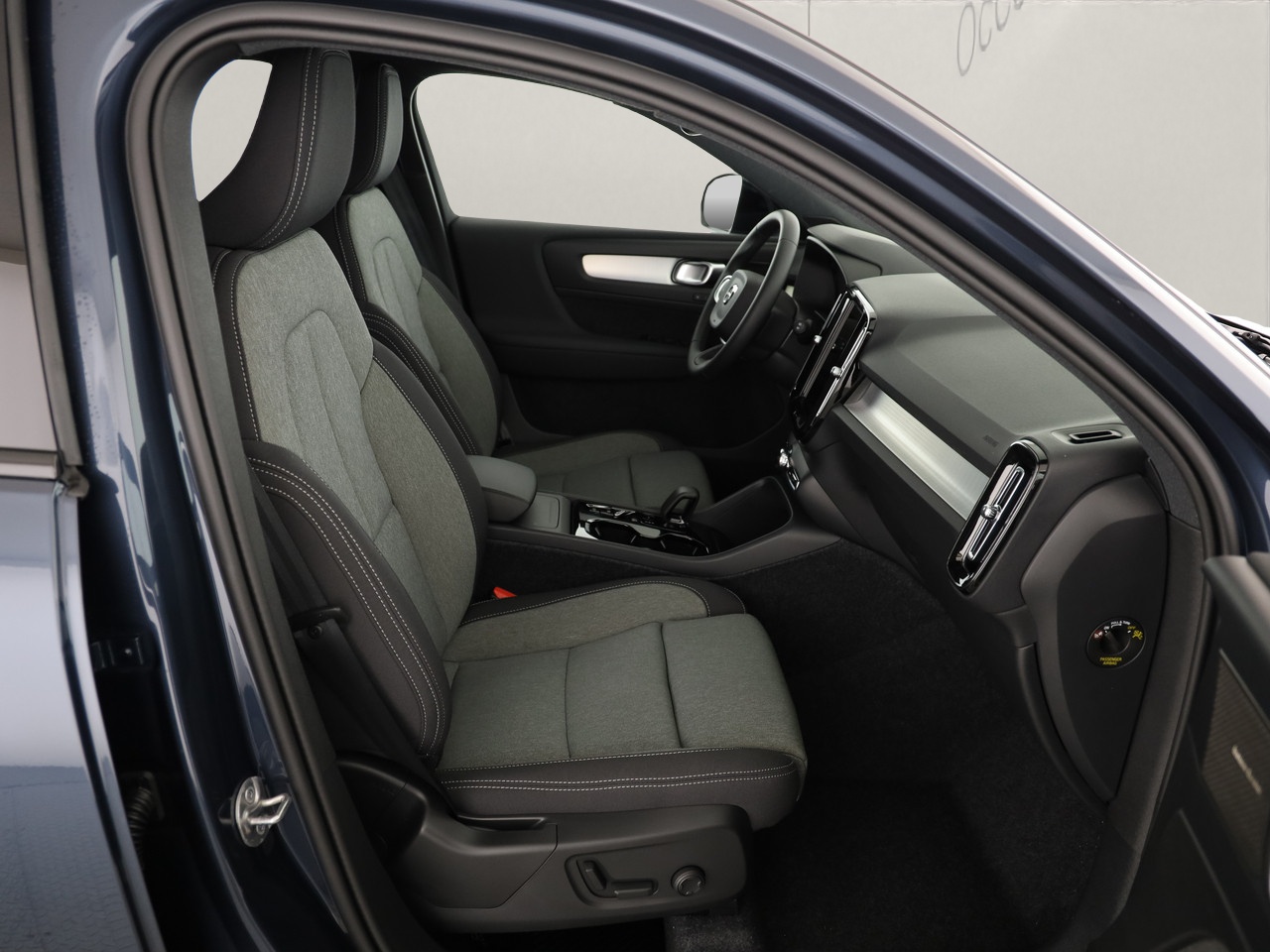 VOLVO XC40 2.0 B3 MH Plus Dark-image-7