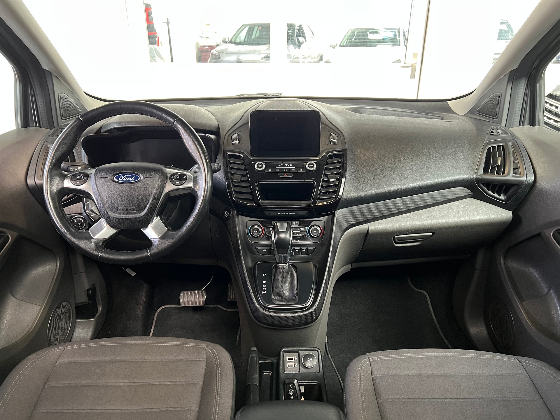 FORD Grand Tourneo Connect 1.5 EcoBlue Titanium Automat-image-4