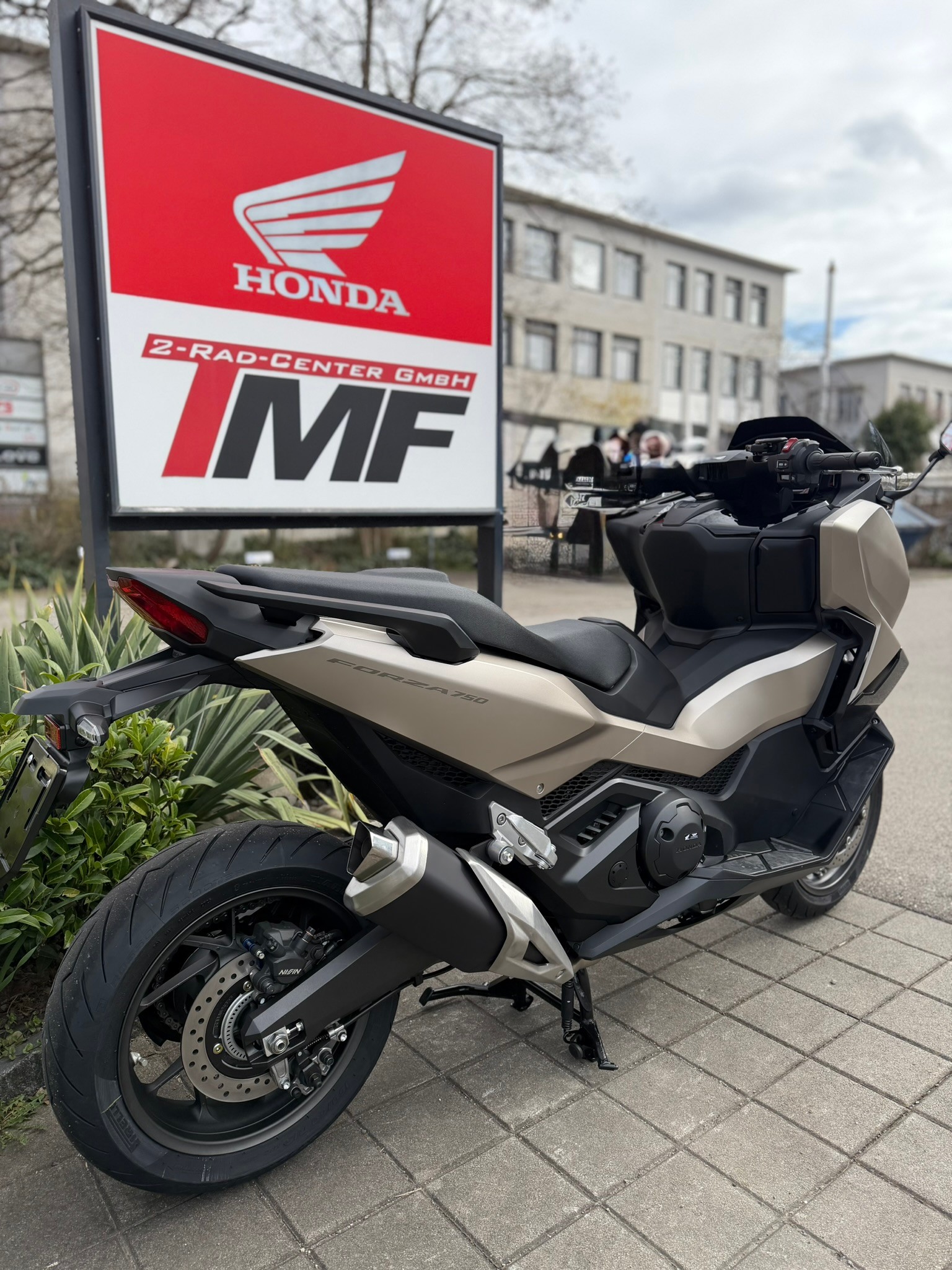 HONDA FORZA 750-showroom-element-2
