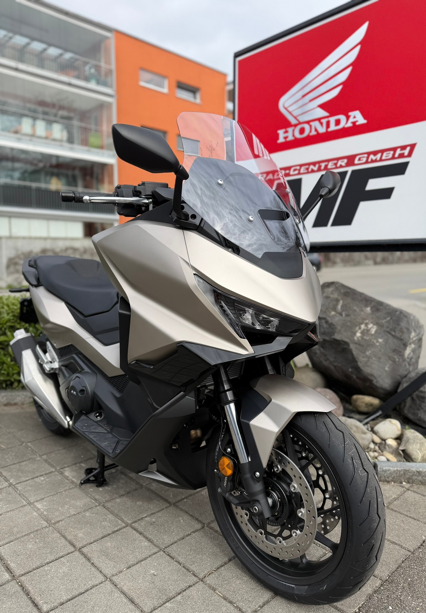 HONDA FORZA 750-showroom-element-1