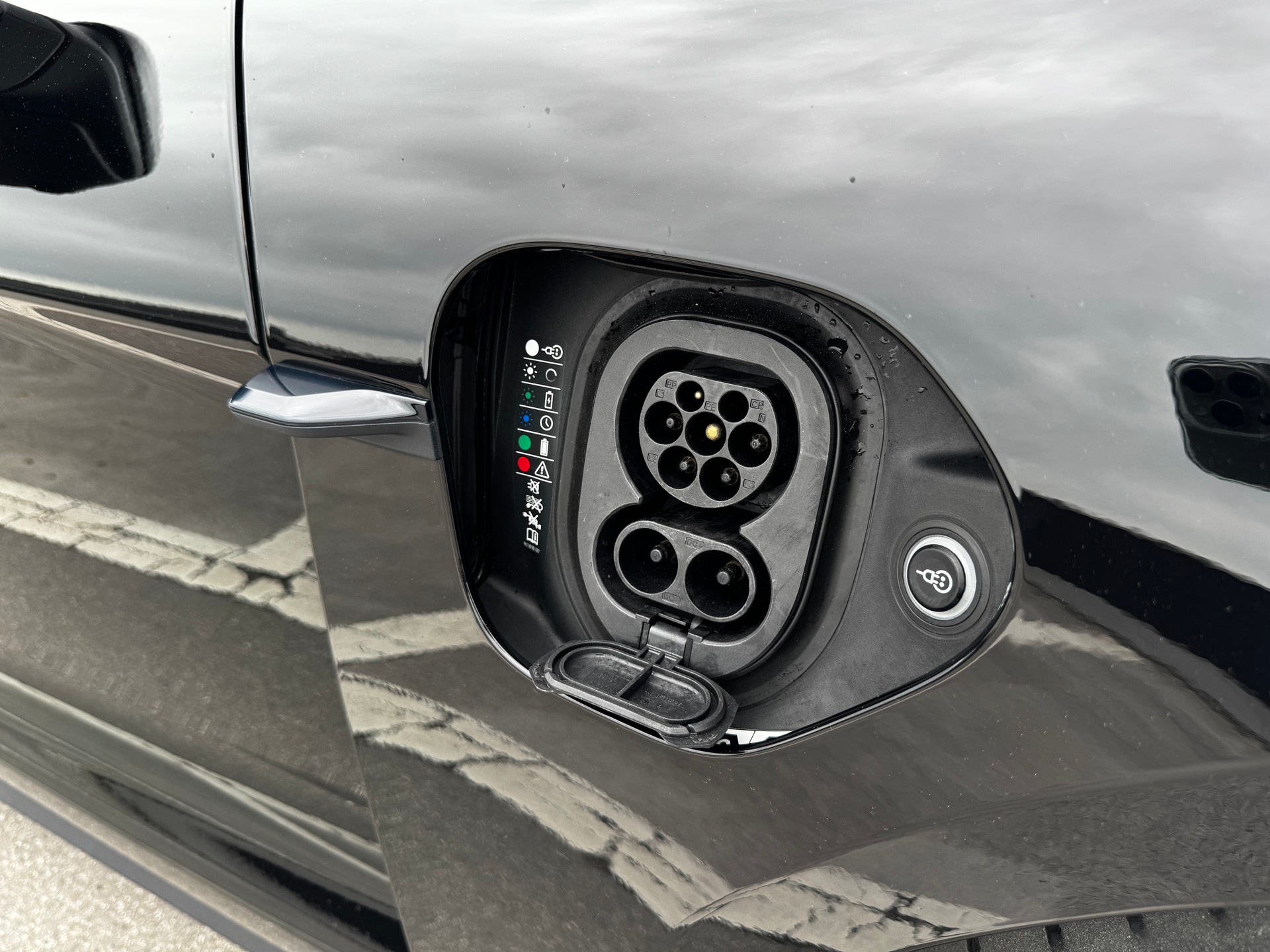 PORSCHE TAYCAN-image-18