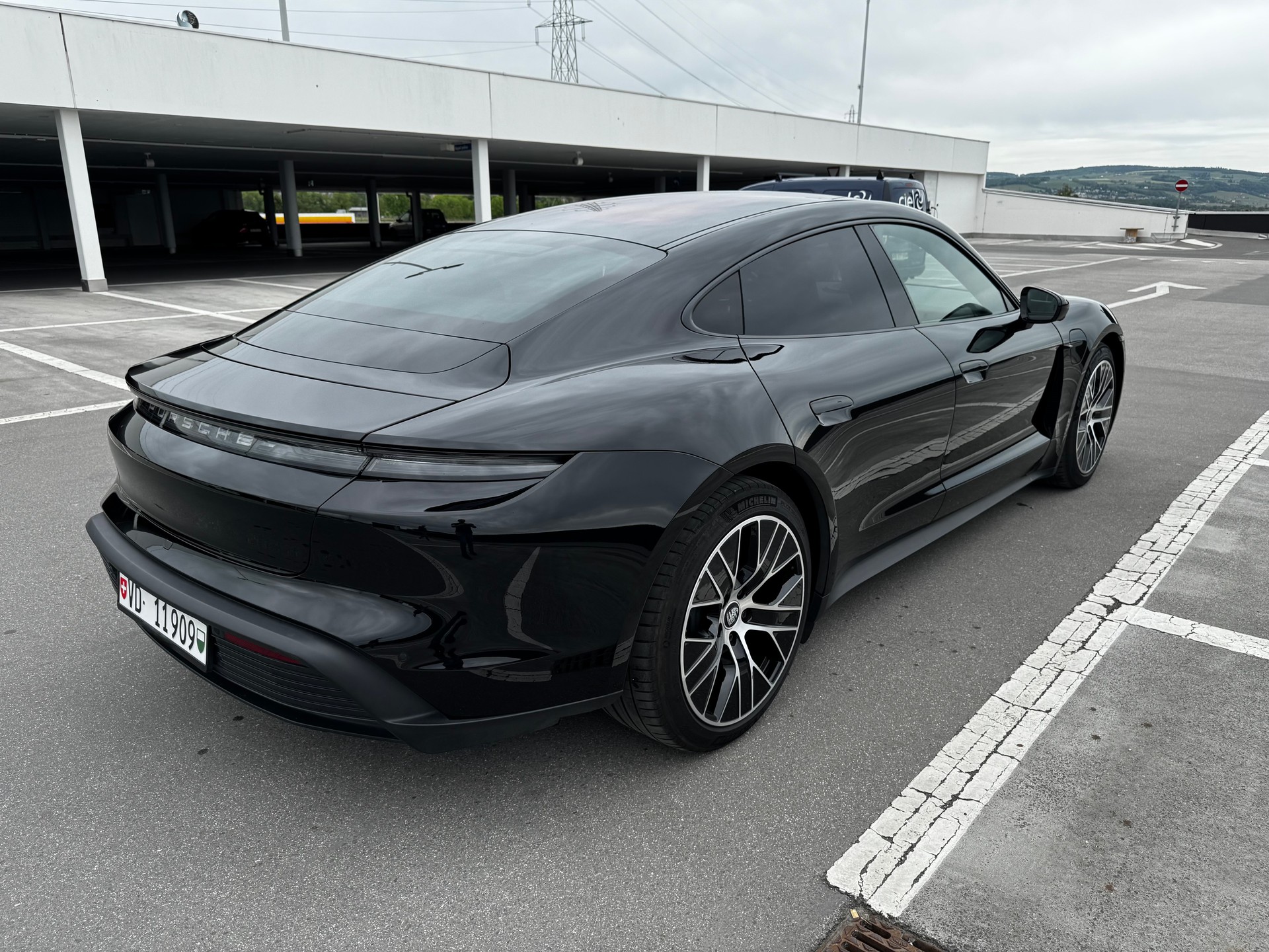 PORSCHE TAYCAN-image-3