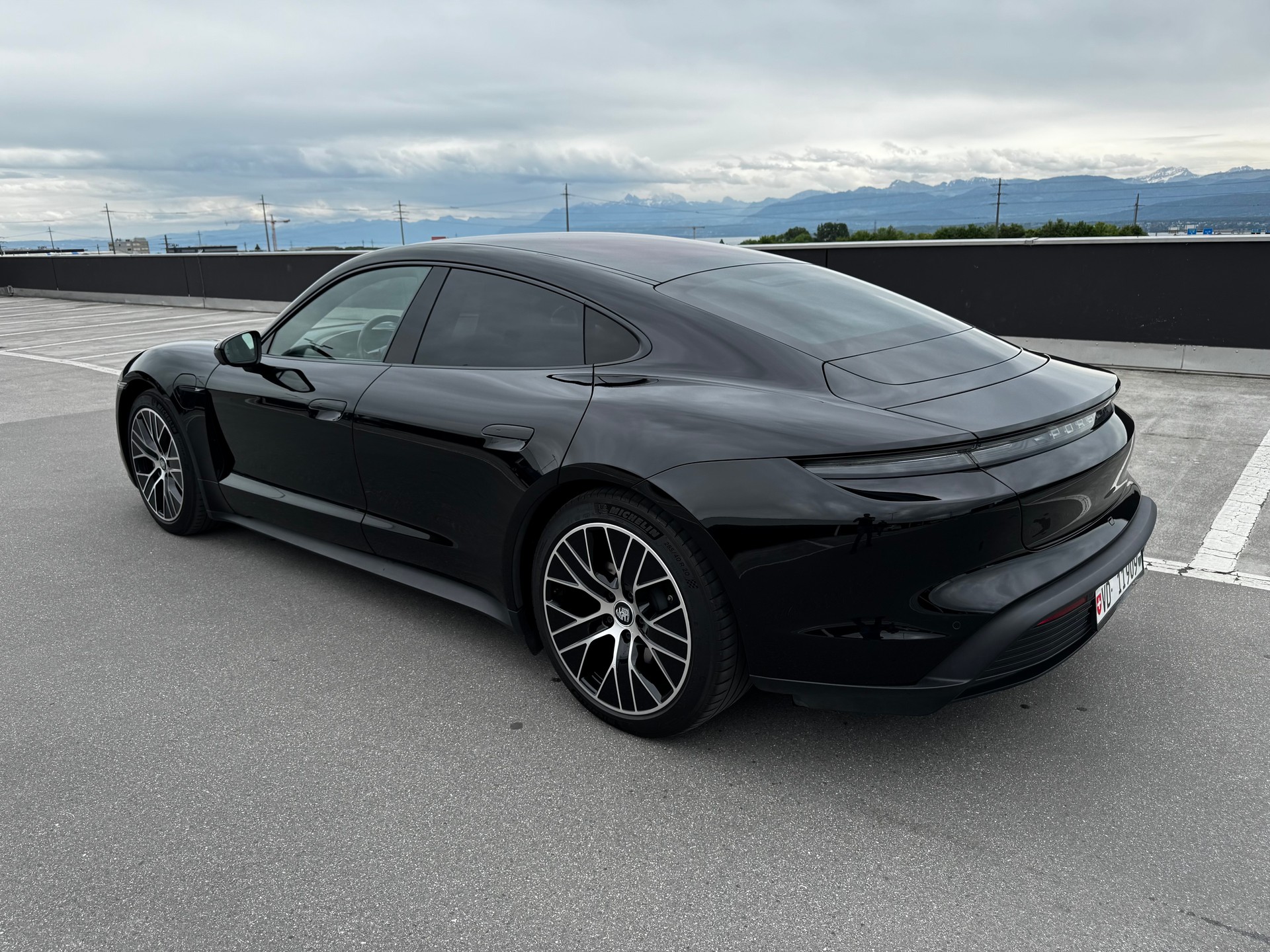 PORSCHE TAYCAN-image-2