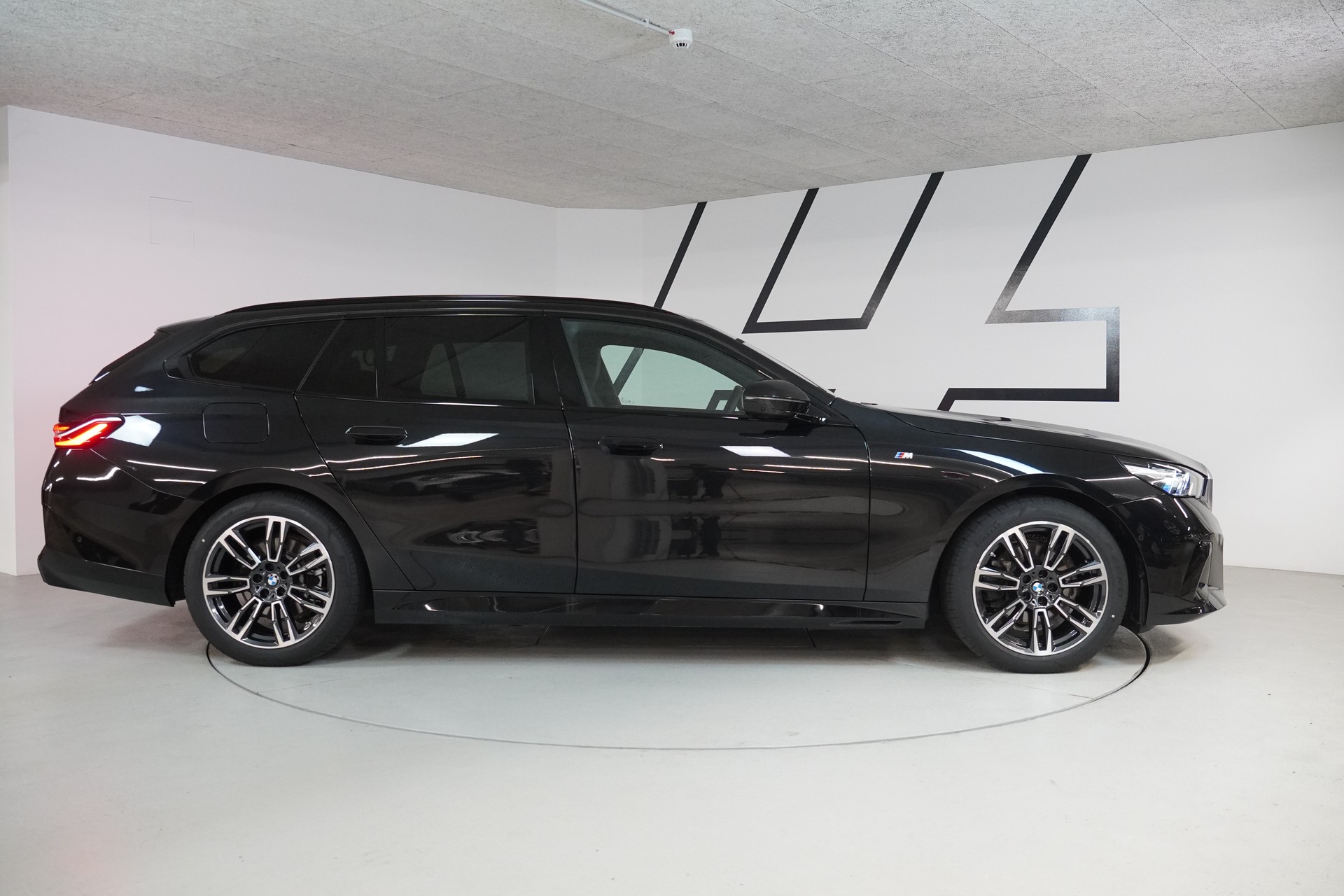 BMW 520d xDrive 48V Touring M Sport Steptronic-image-7