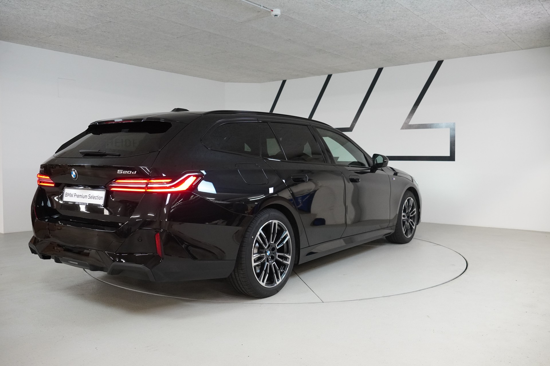 BMW 520d xDrive 48V Touring M Sport Steptronic-image-6